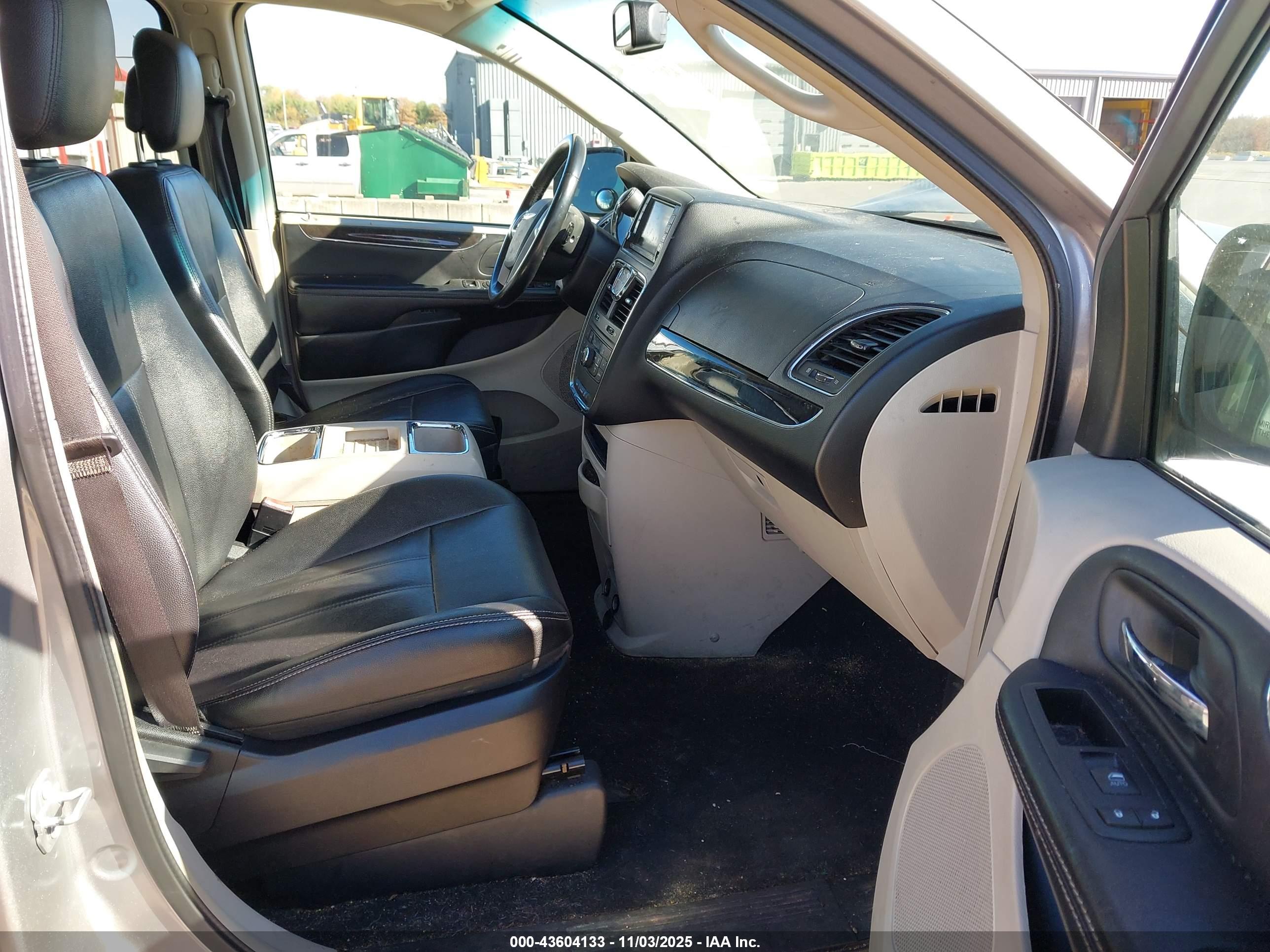 CHRYSLER TOWN image 5