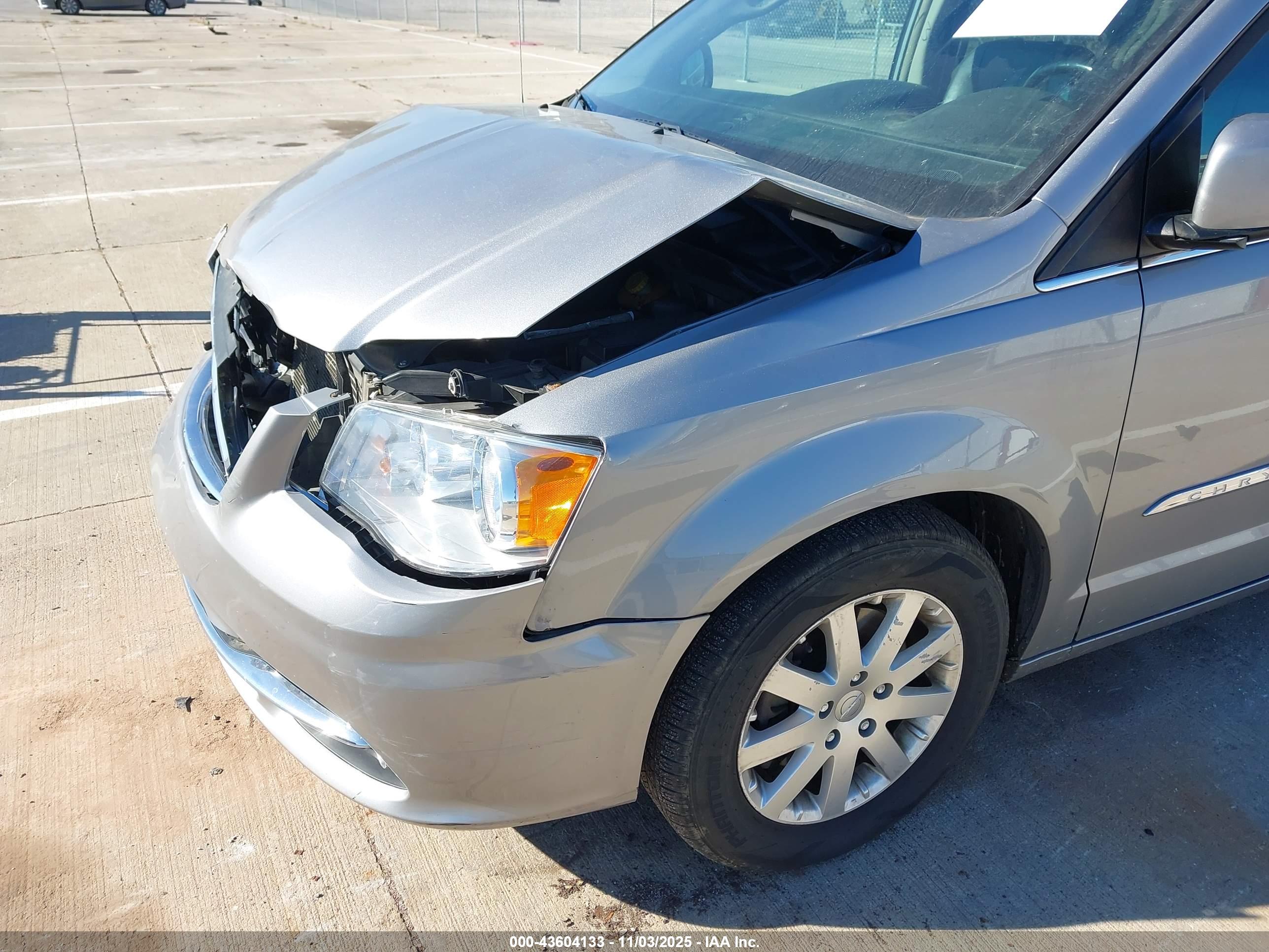 CHRYSLER TOWN image 6