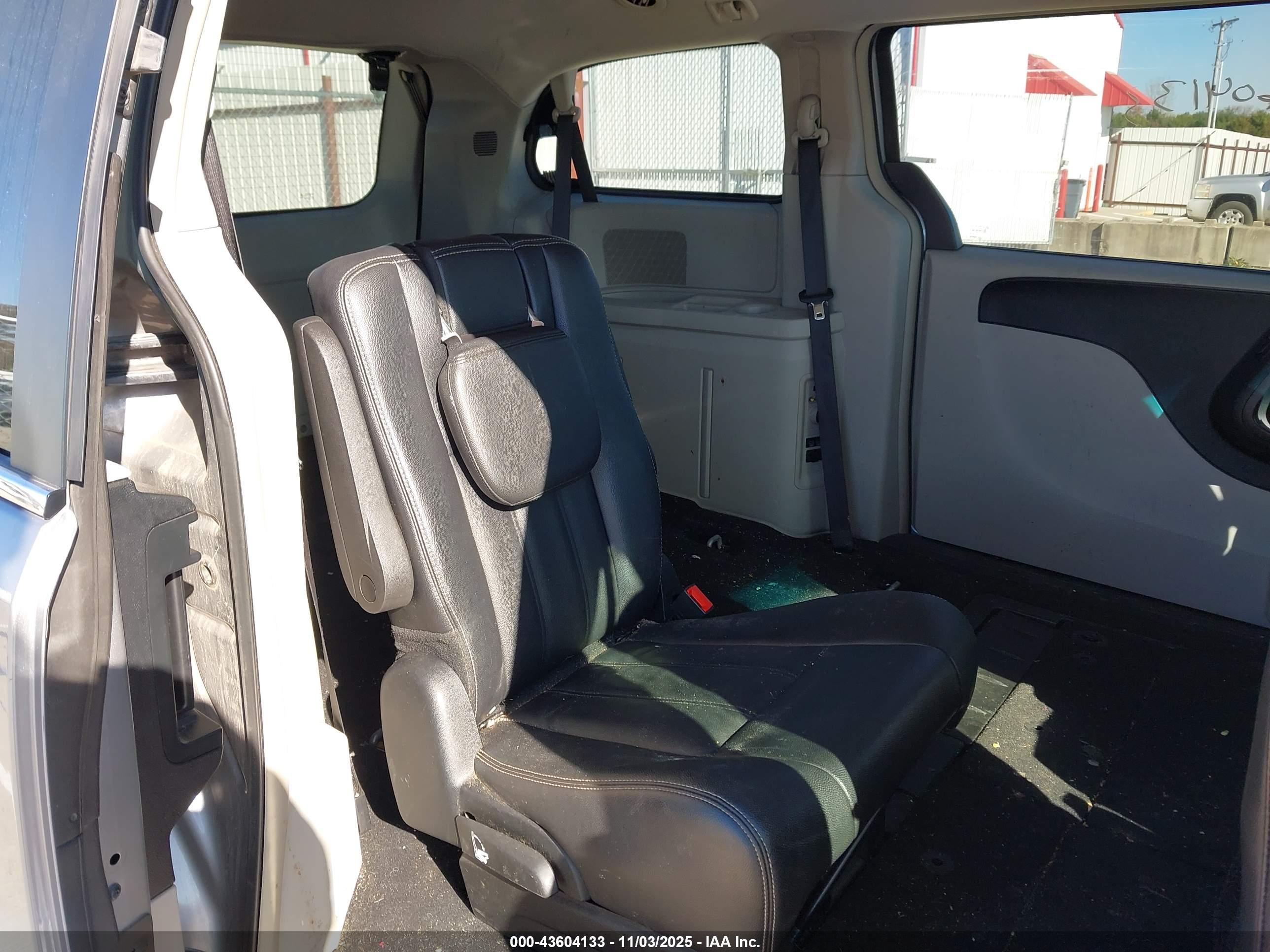 CHRYSLER TOWN image 8