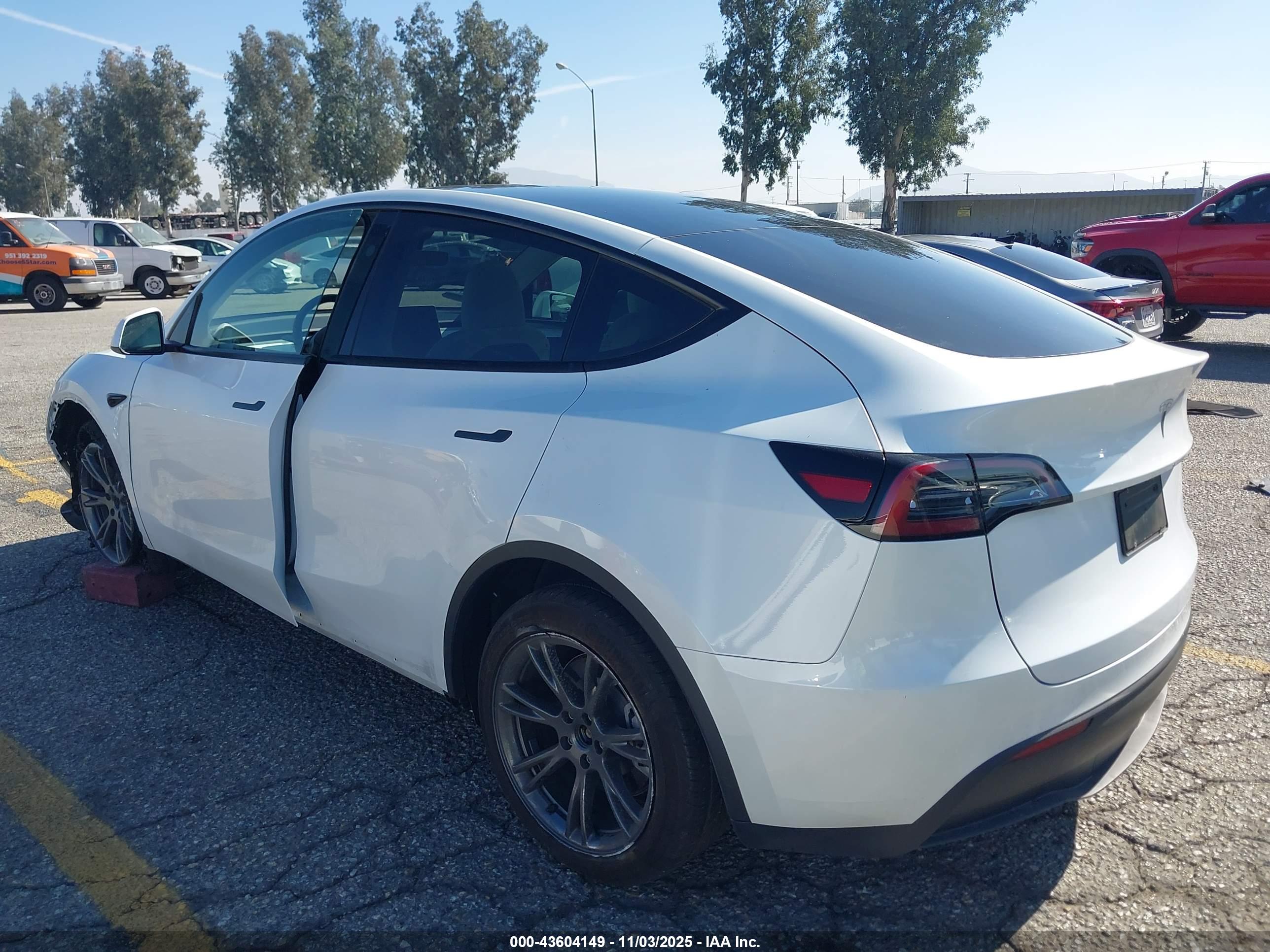 TESLA MODEL image 3