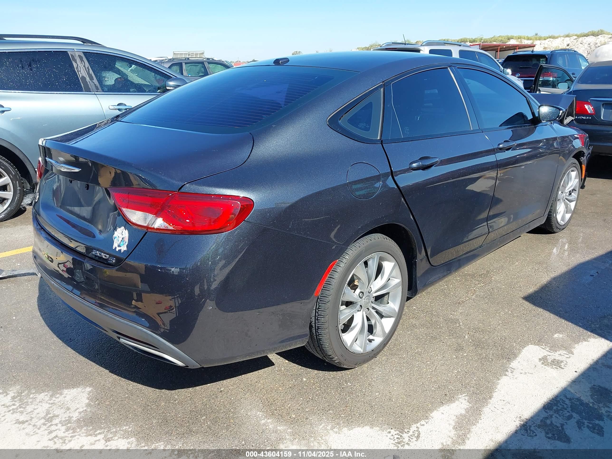 CHRYSLER 200 image 4