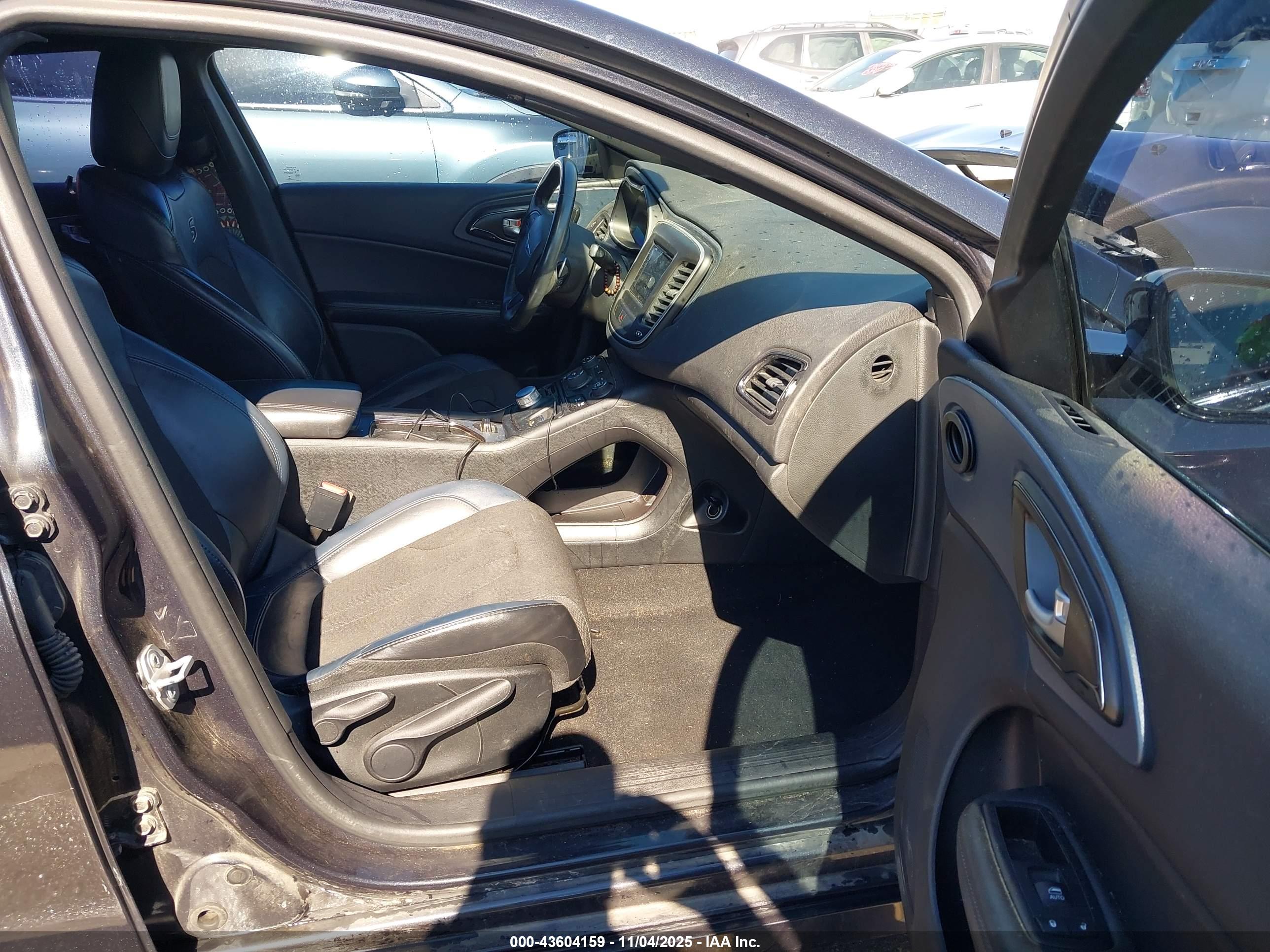 CHRYSLER 200 image 5