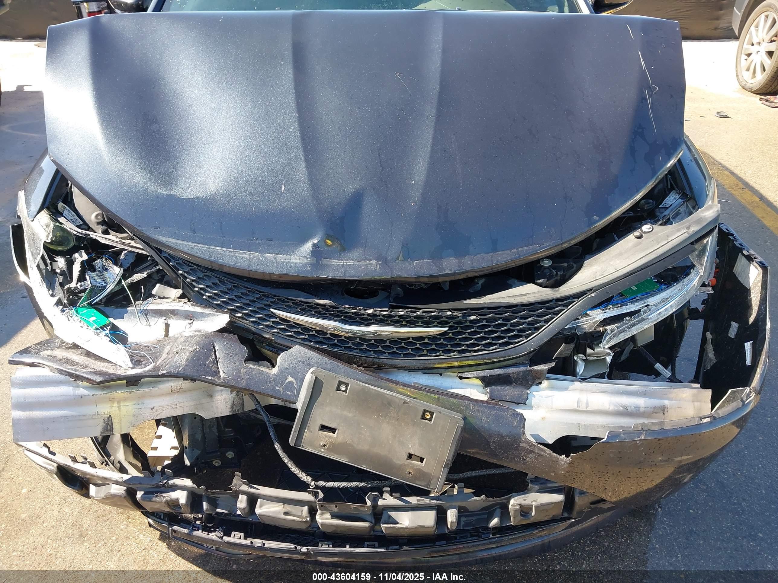 CHRYSLER 200 image 6