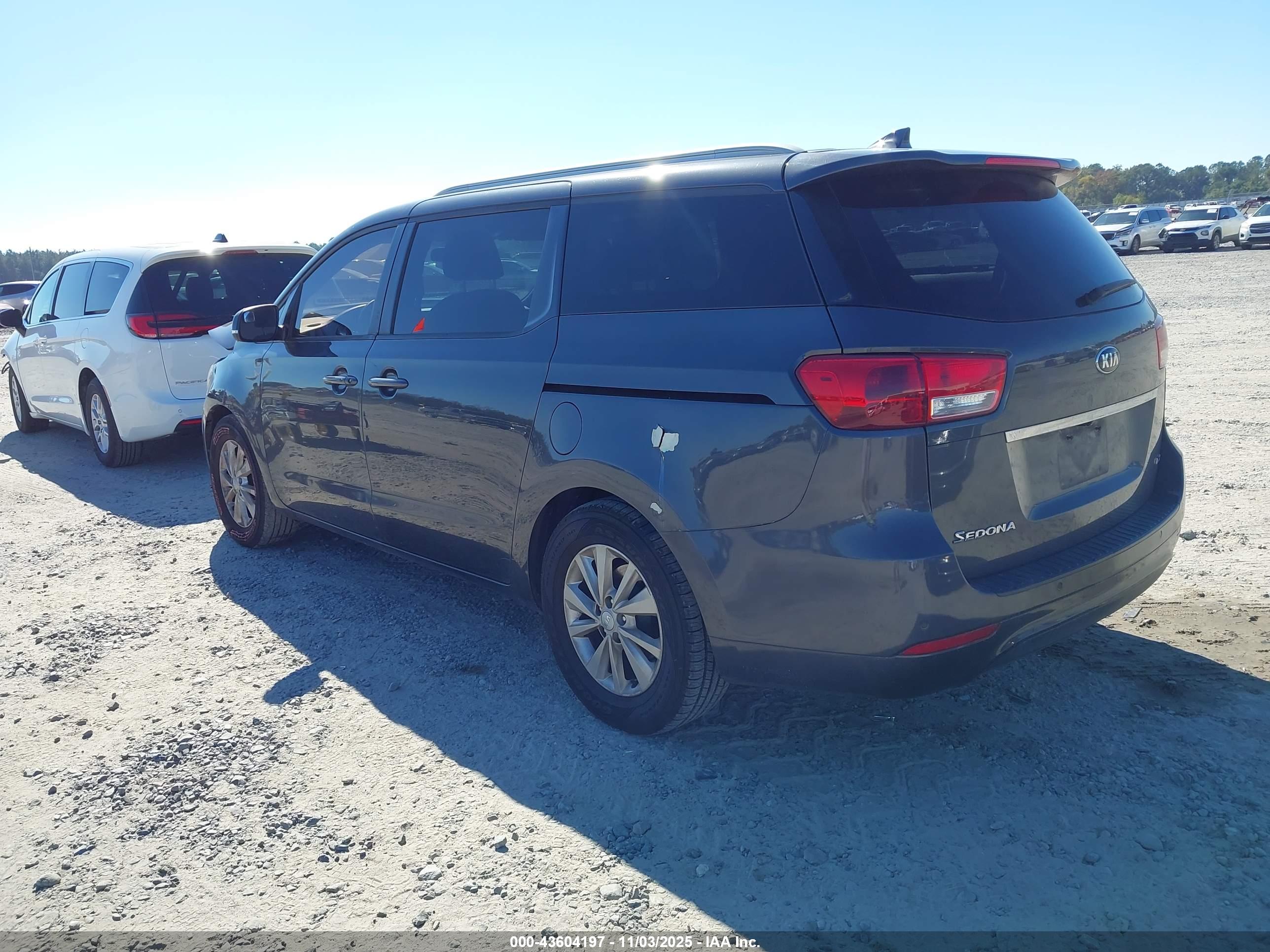 KIA SEDONA image 3