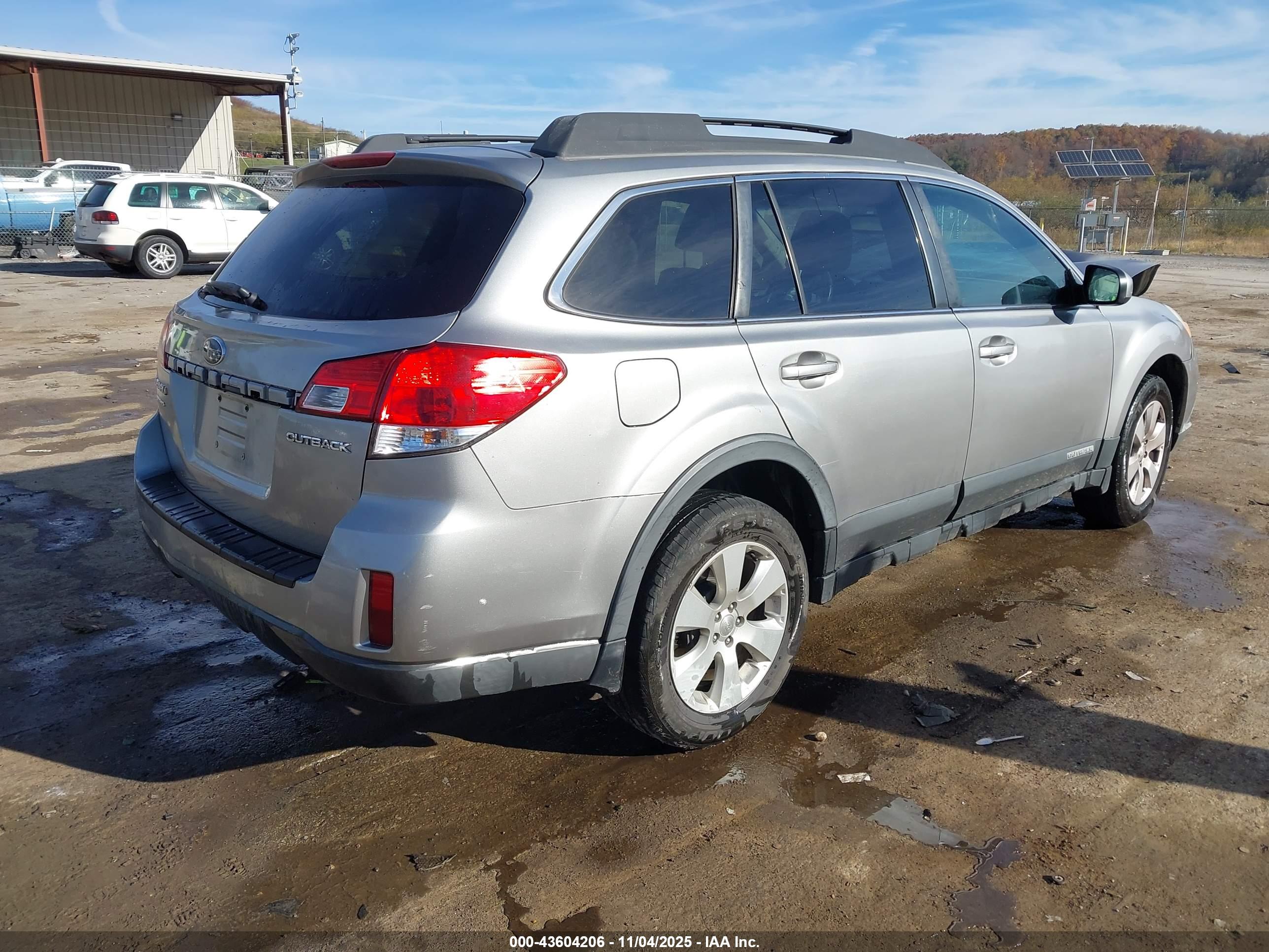 SUBARU OUTBACK image 4