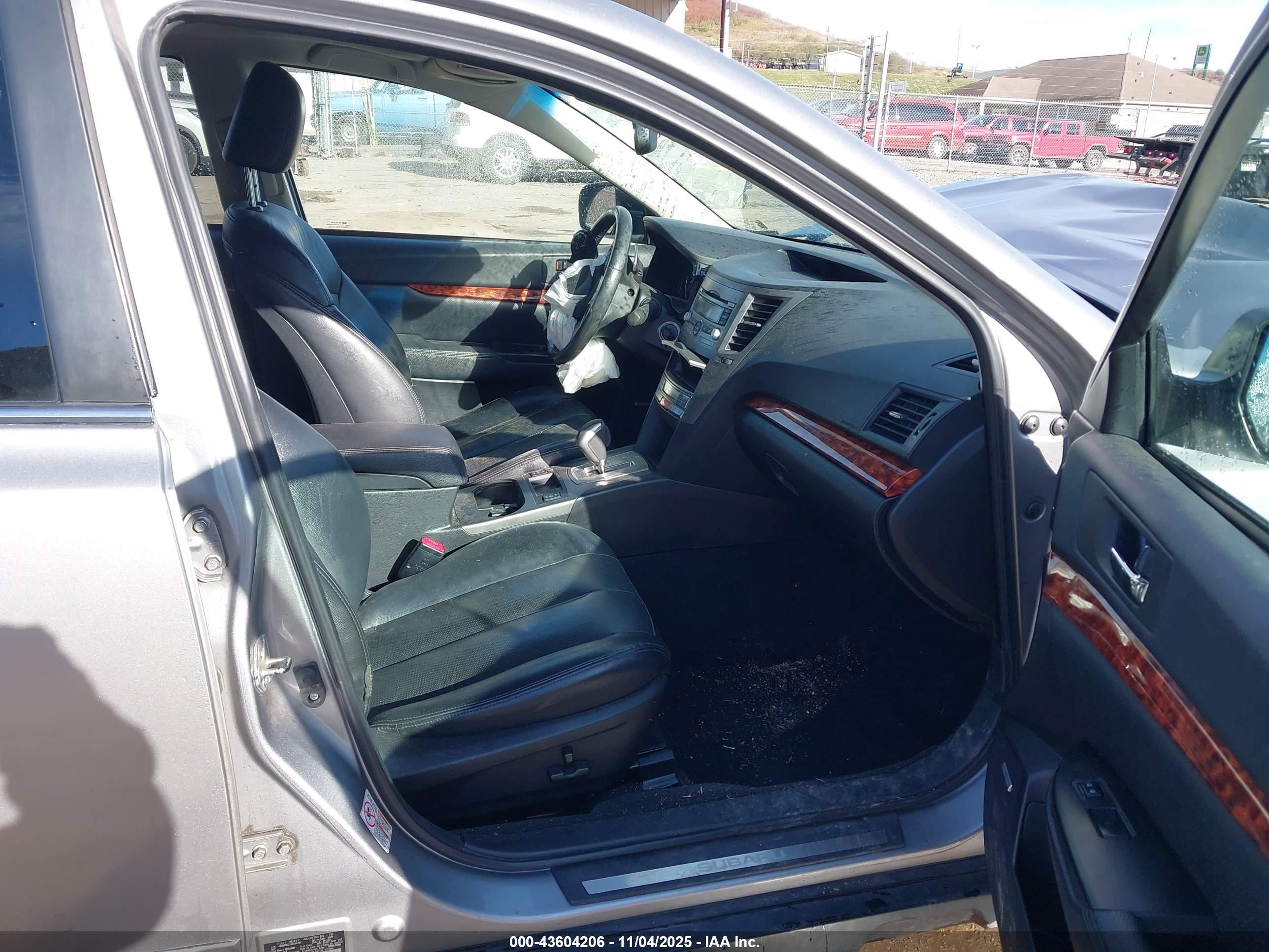 SUBARU OUTBACK image 5