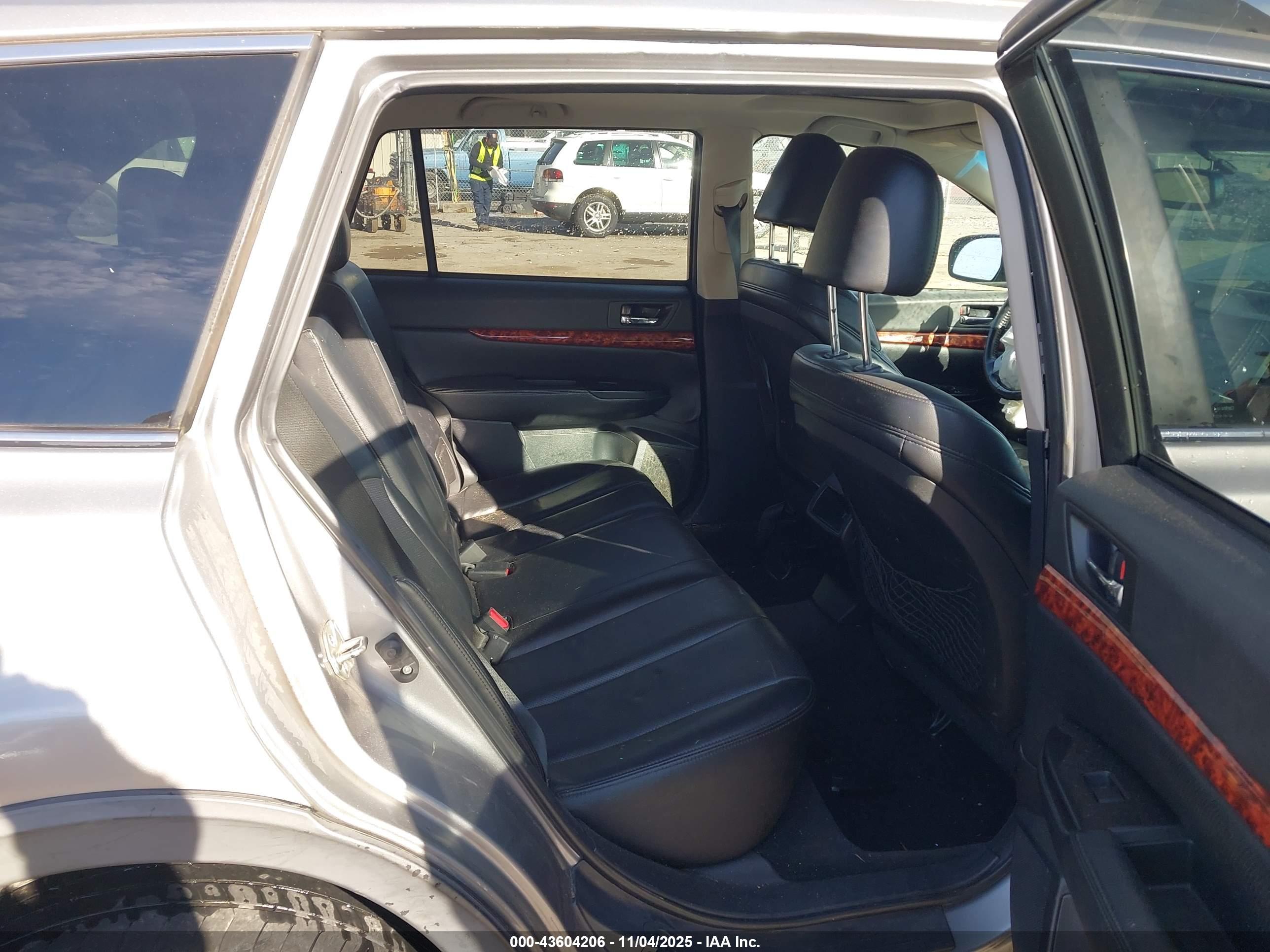 SUBARU OUTBACK image 8
