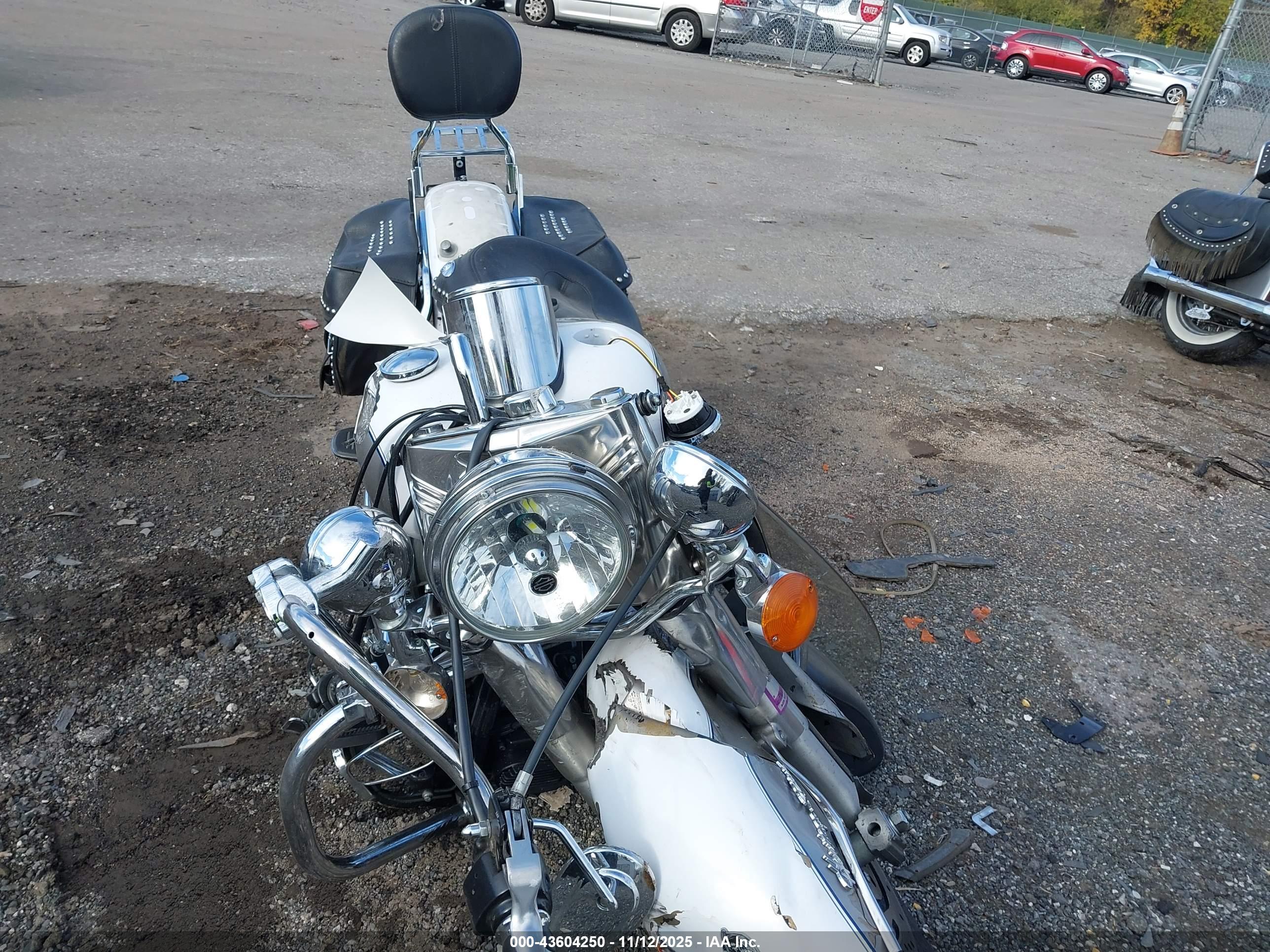 HARLEY-DAVIDSON FLSTC image 5