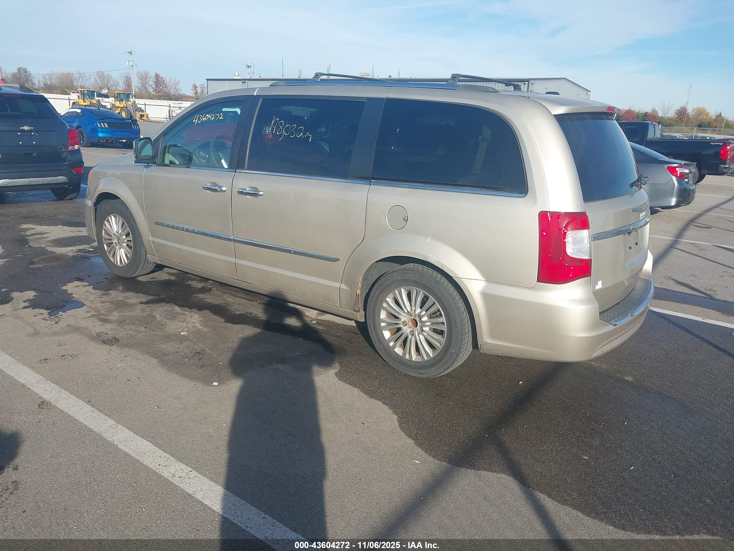 CHRYSLER TOWN image 3