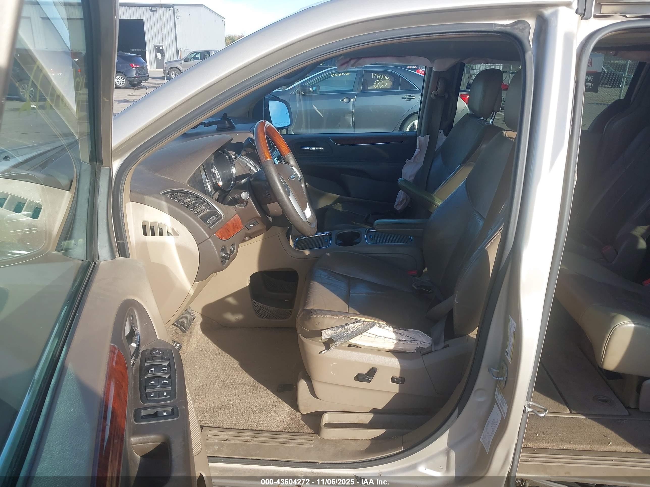 CHRYSLER TOWN image 5