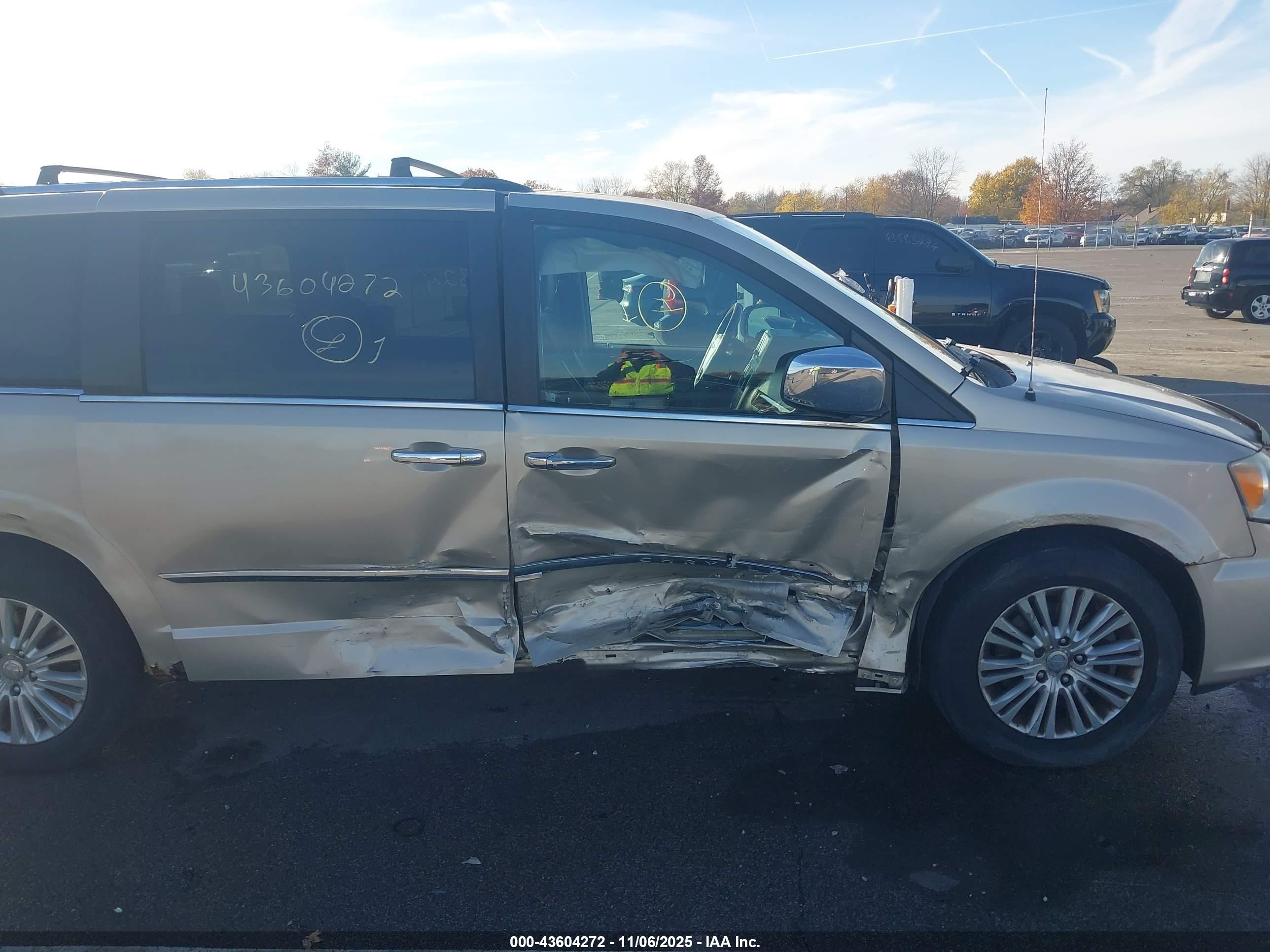 CHRYSLER TOWN image 6