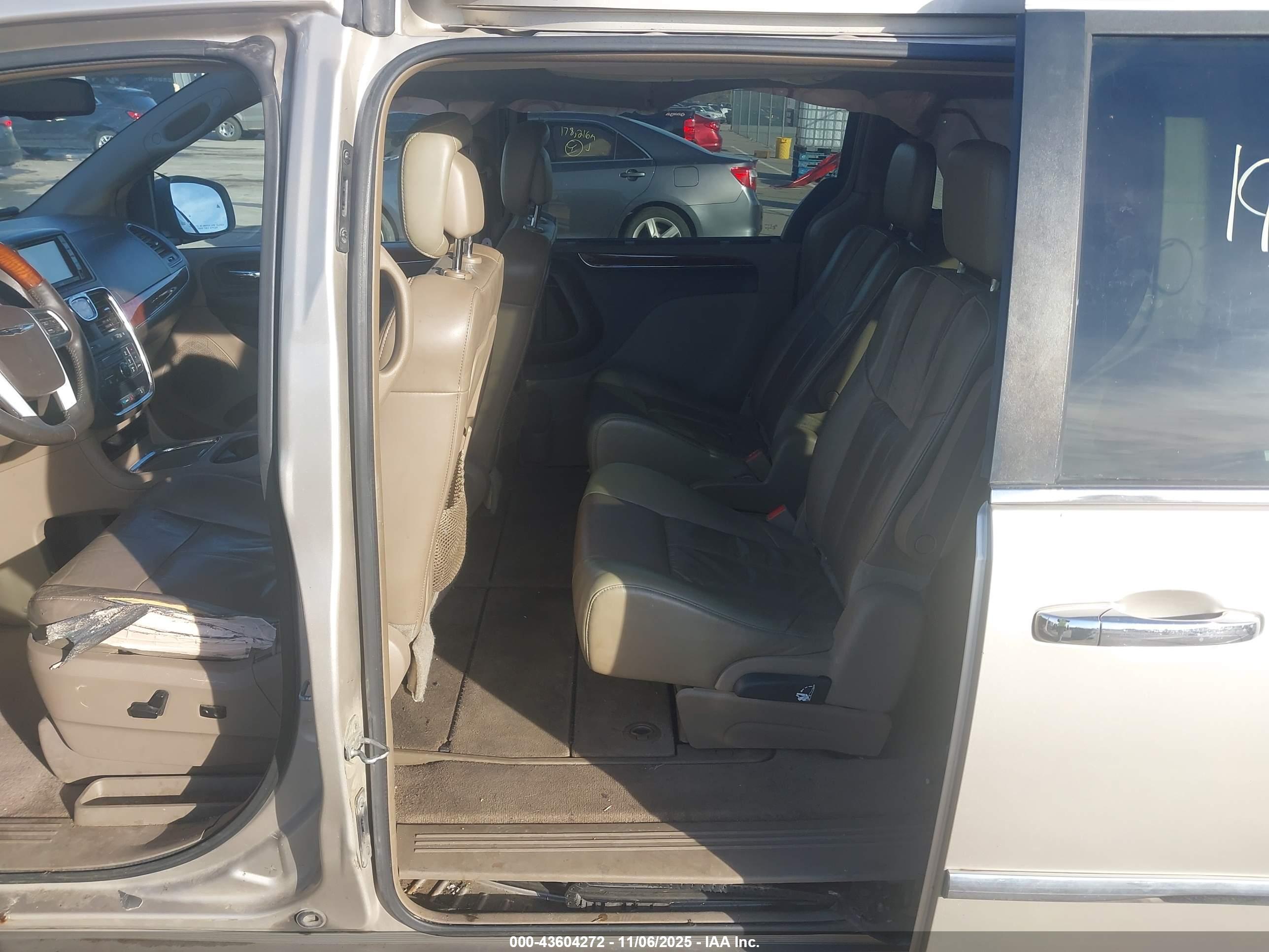 CHRYSLER TOWN image 8