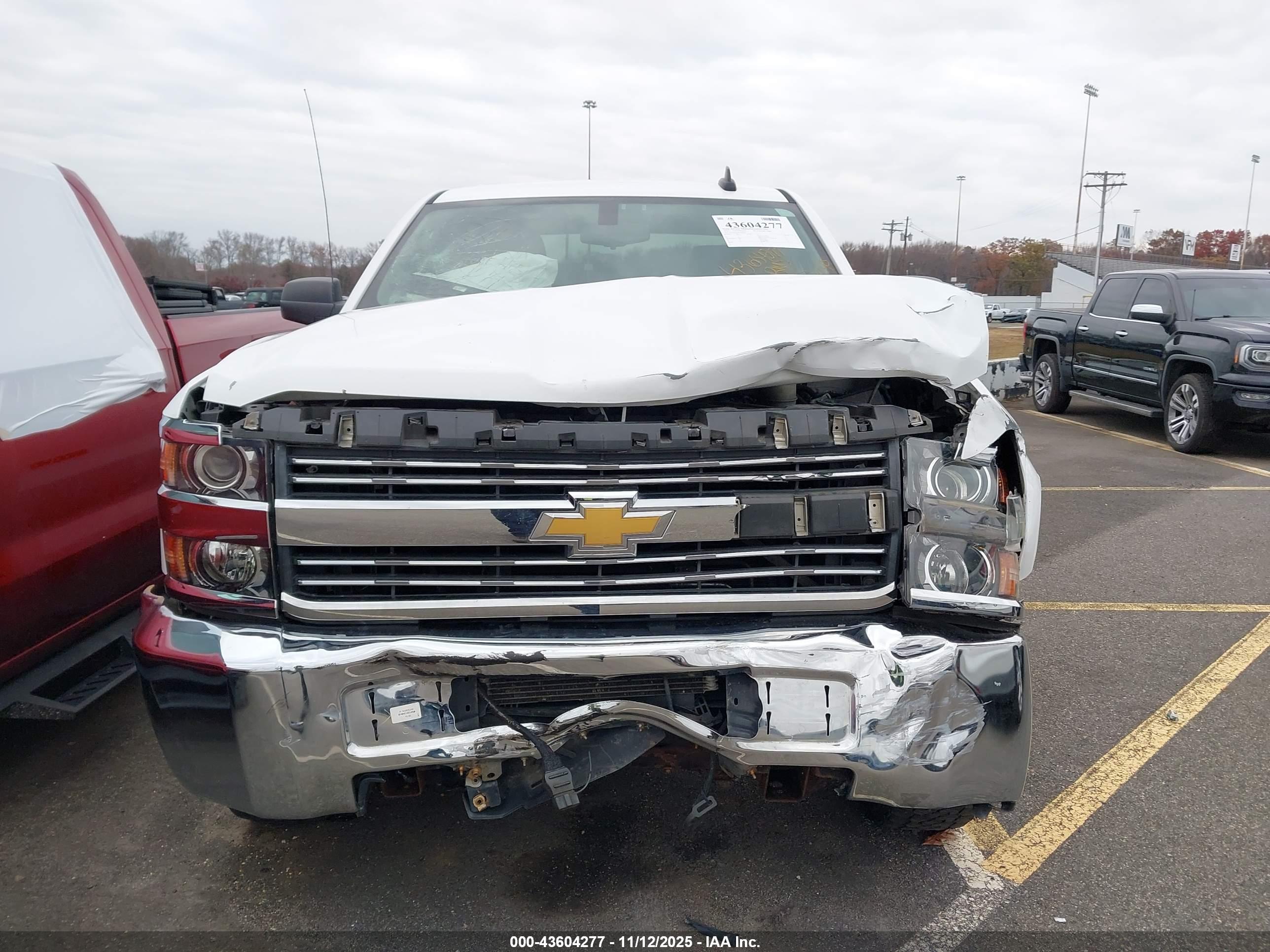 CHEVROLET SILVERADO image 6