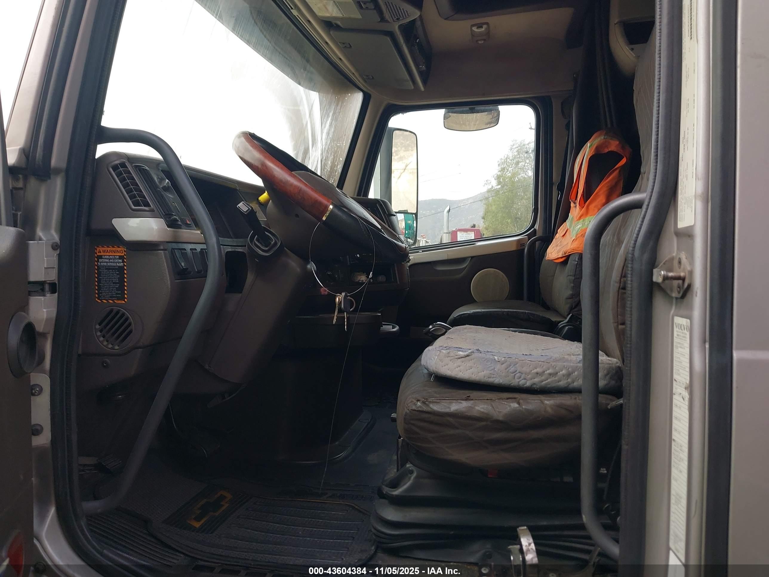VOLVO VN image 5