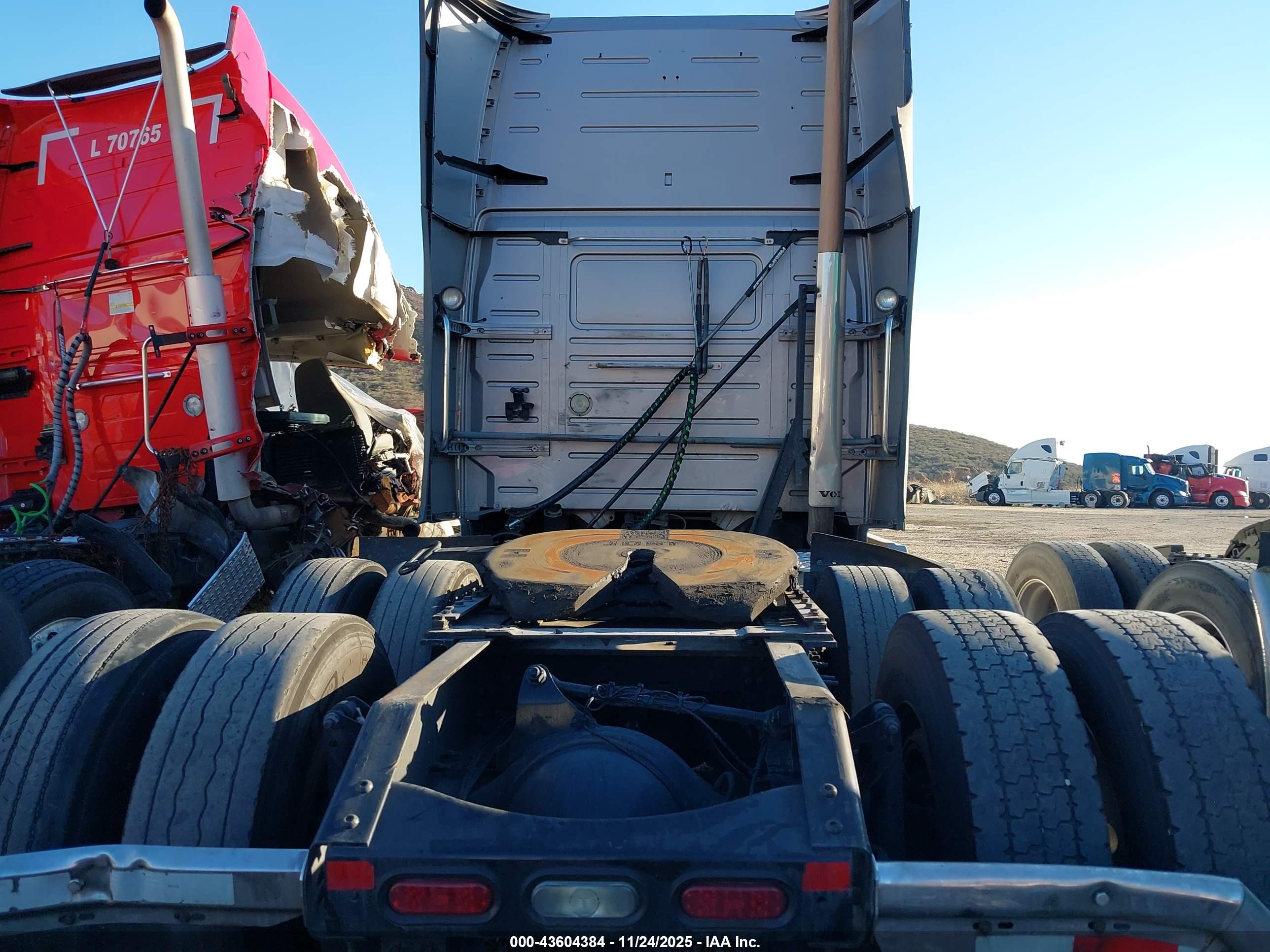 VOLVO VN image 8