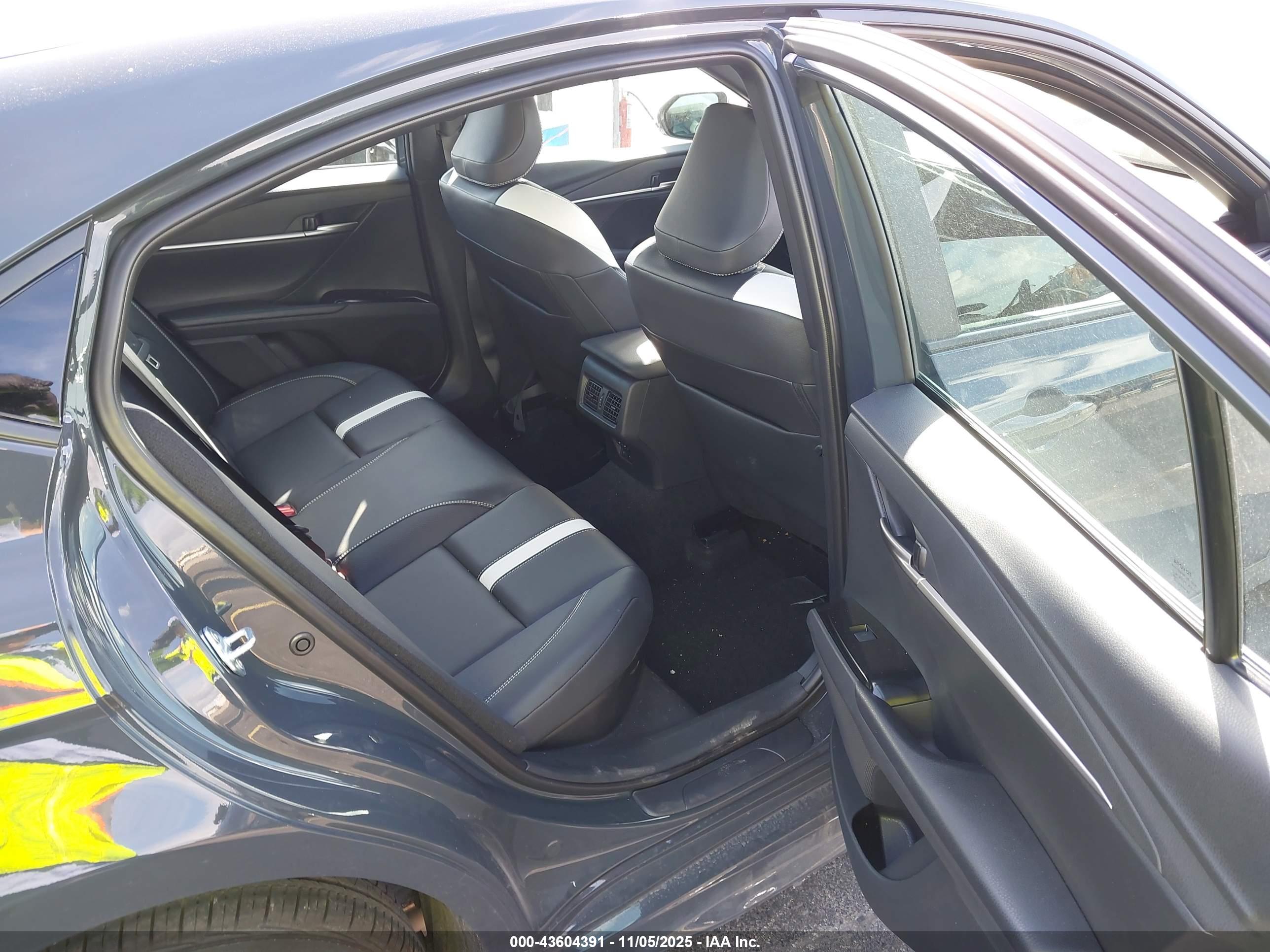 TOYOTA CAMRY image 8