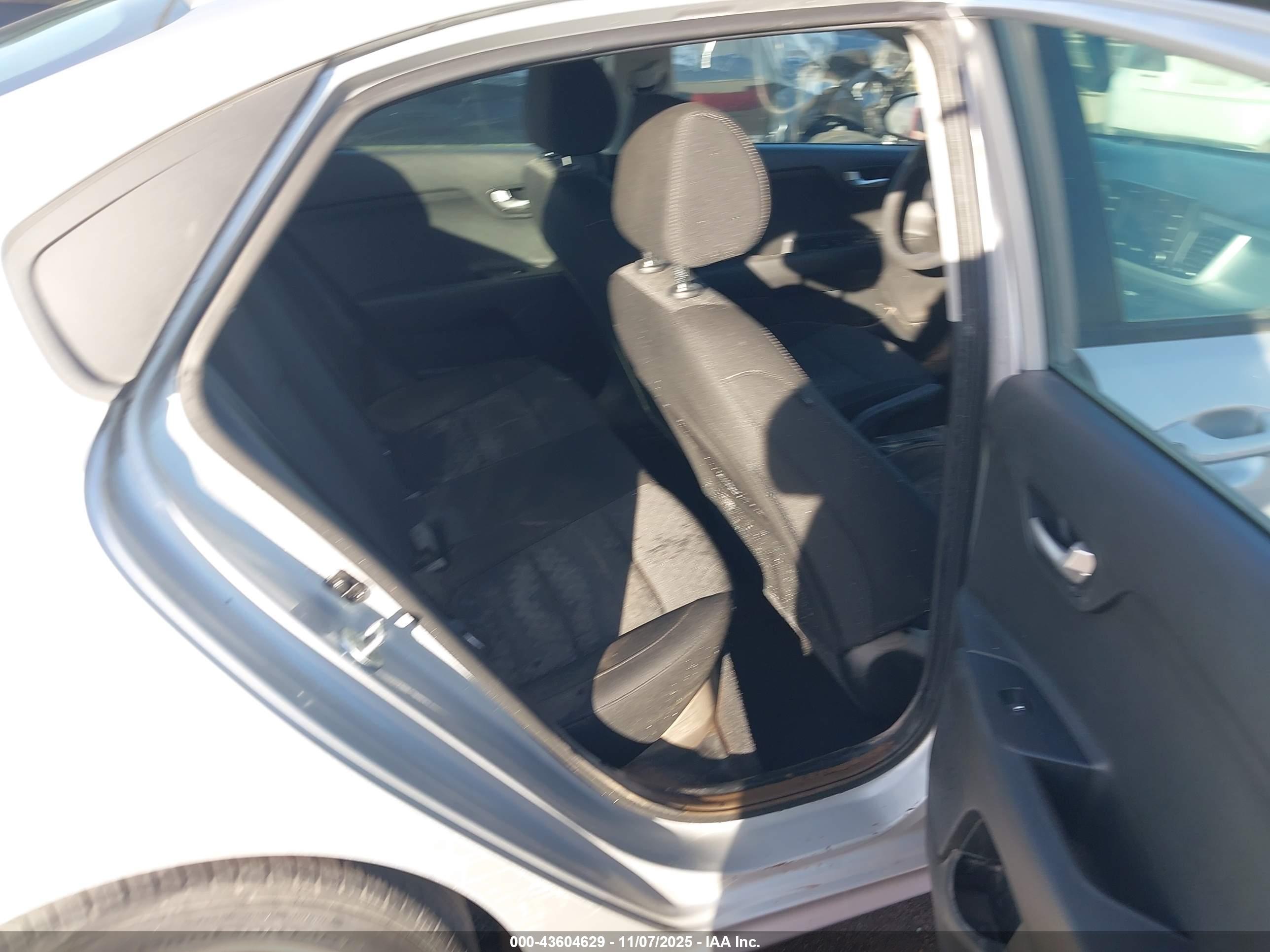 KIA RIO image 8