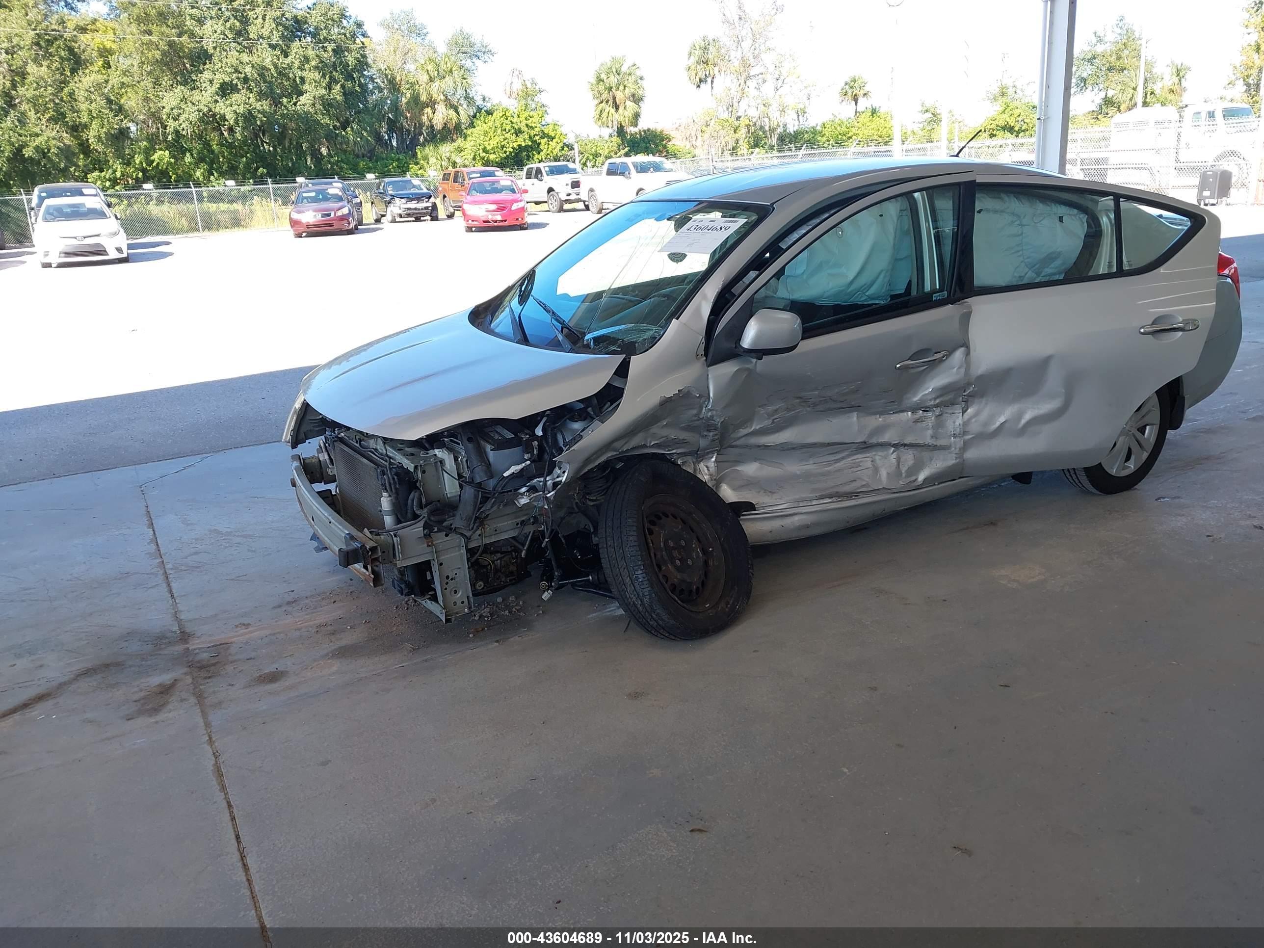NISSAN VERSA image 2