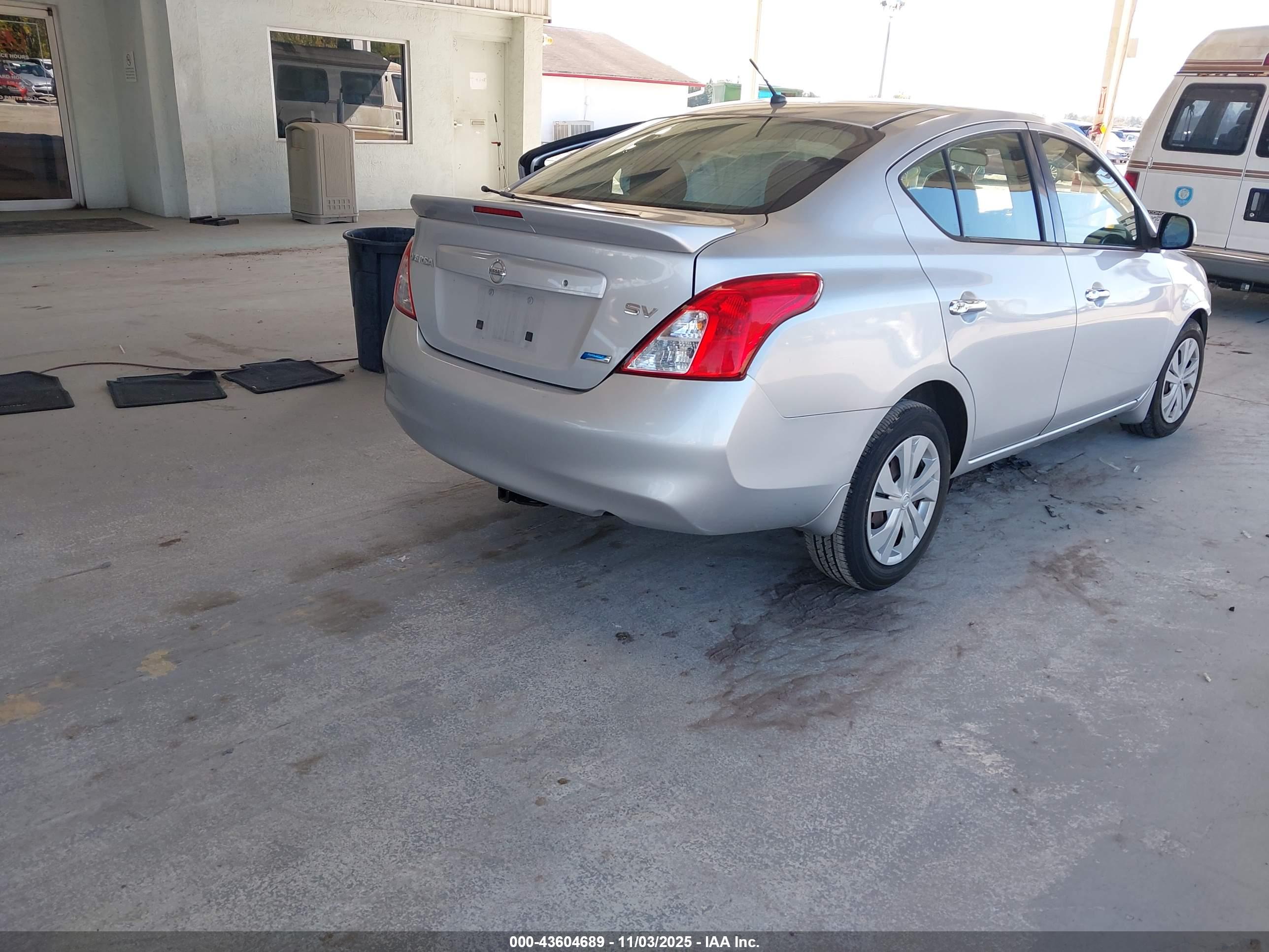NISSAN VERSA image 4
