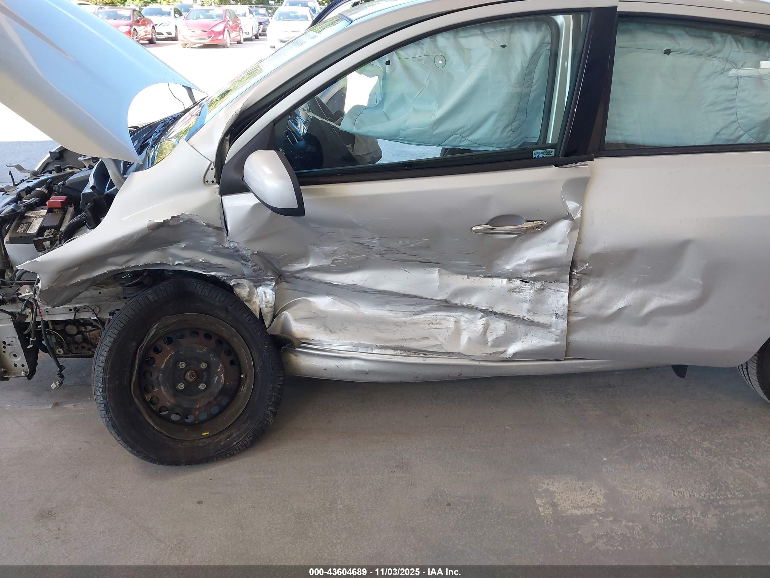 NISSAN VERSA image 6