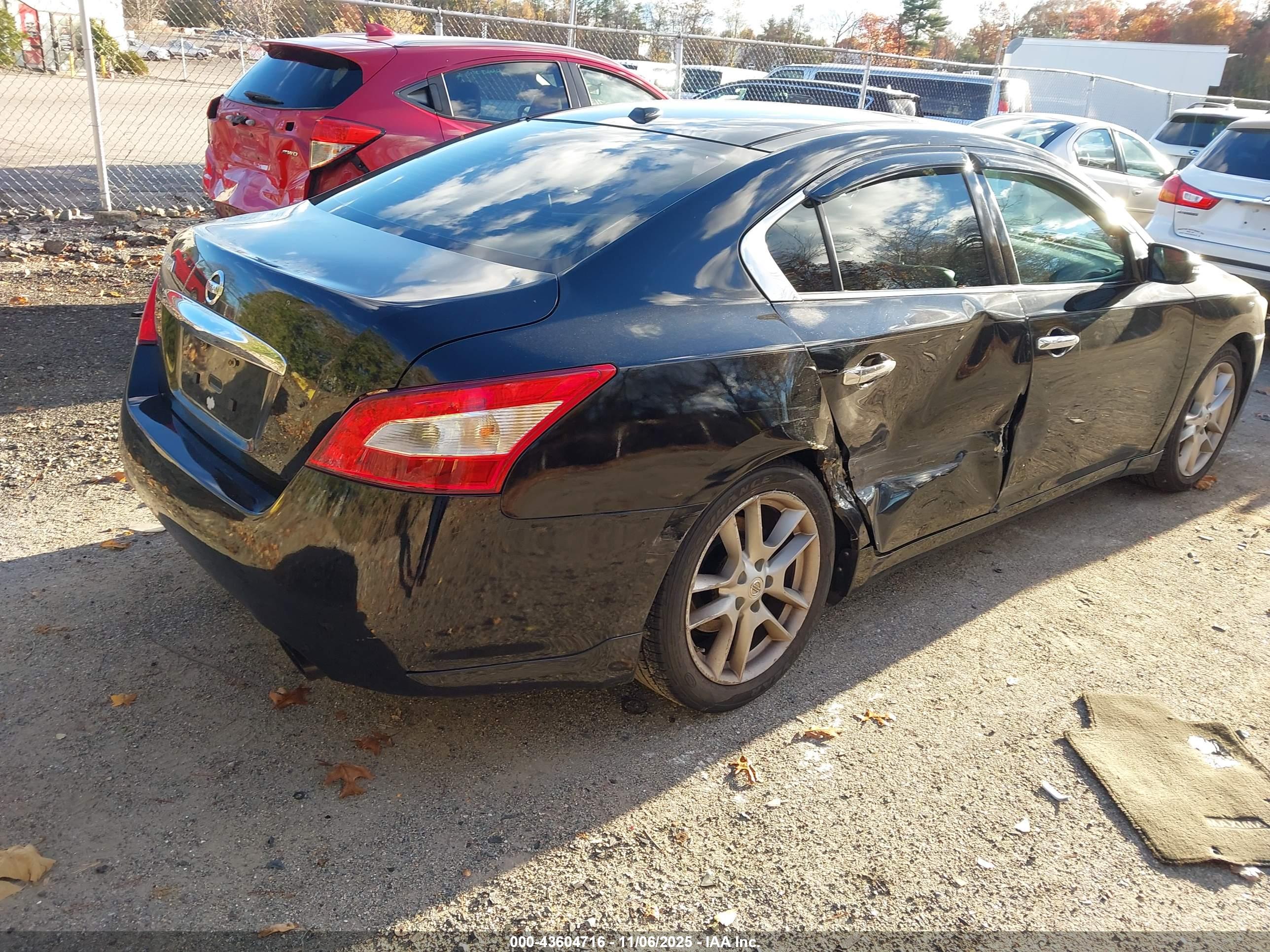 NISSAN MAXIMA image 4