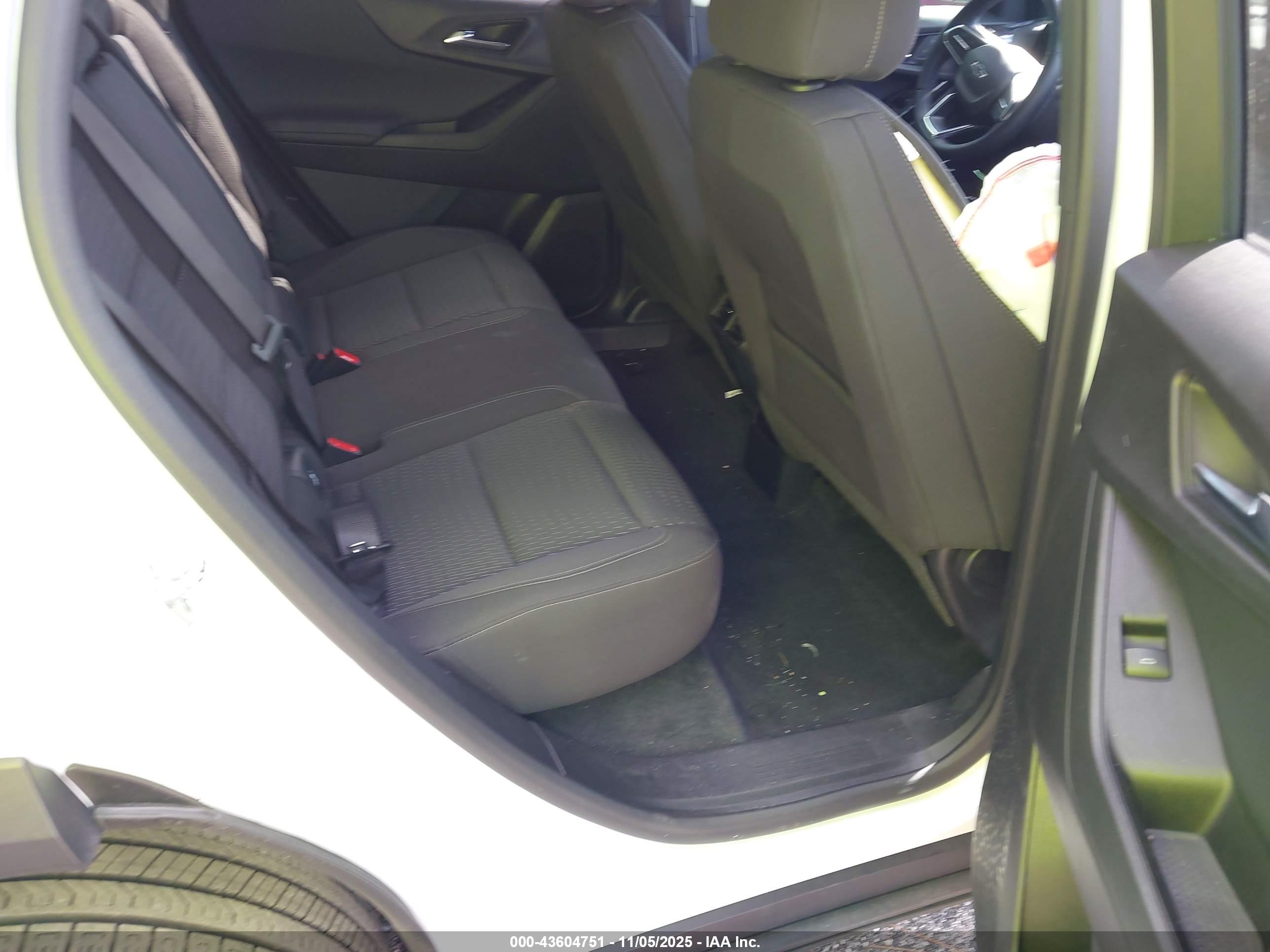 CHEVROLET EQUINOX image 8