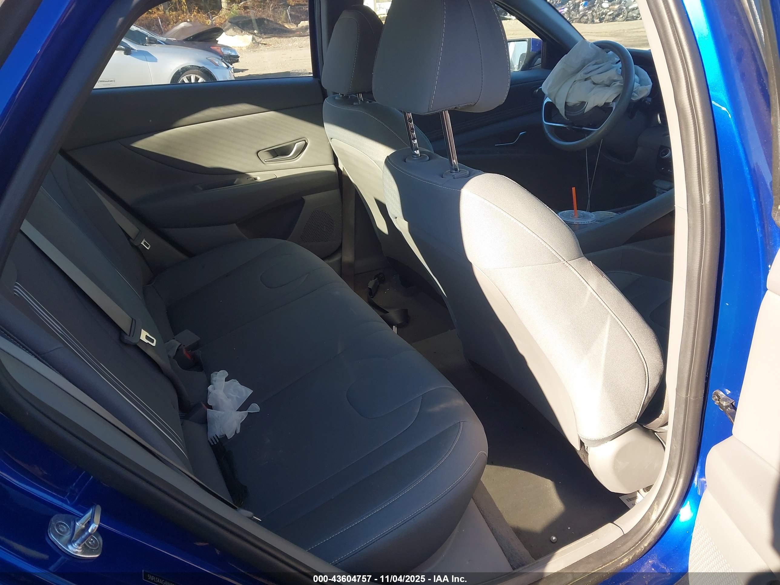 HYUNDAI ELANTRA image 8