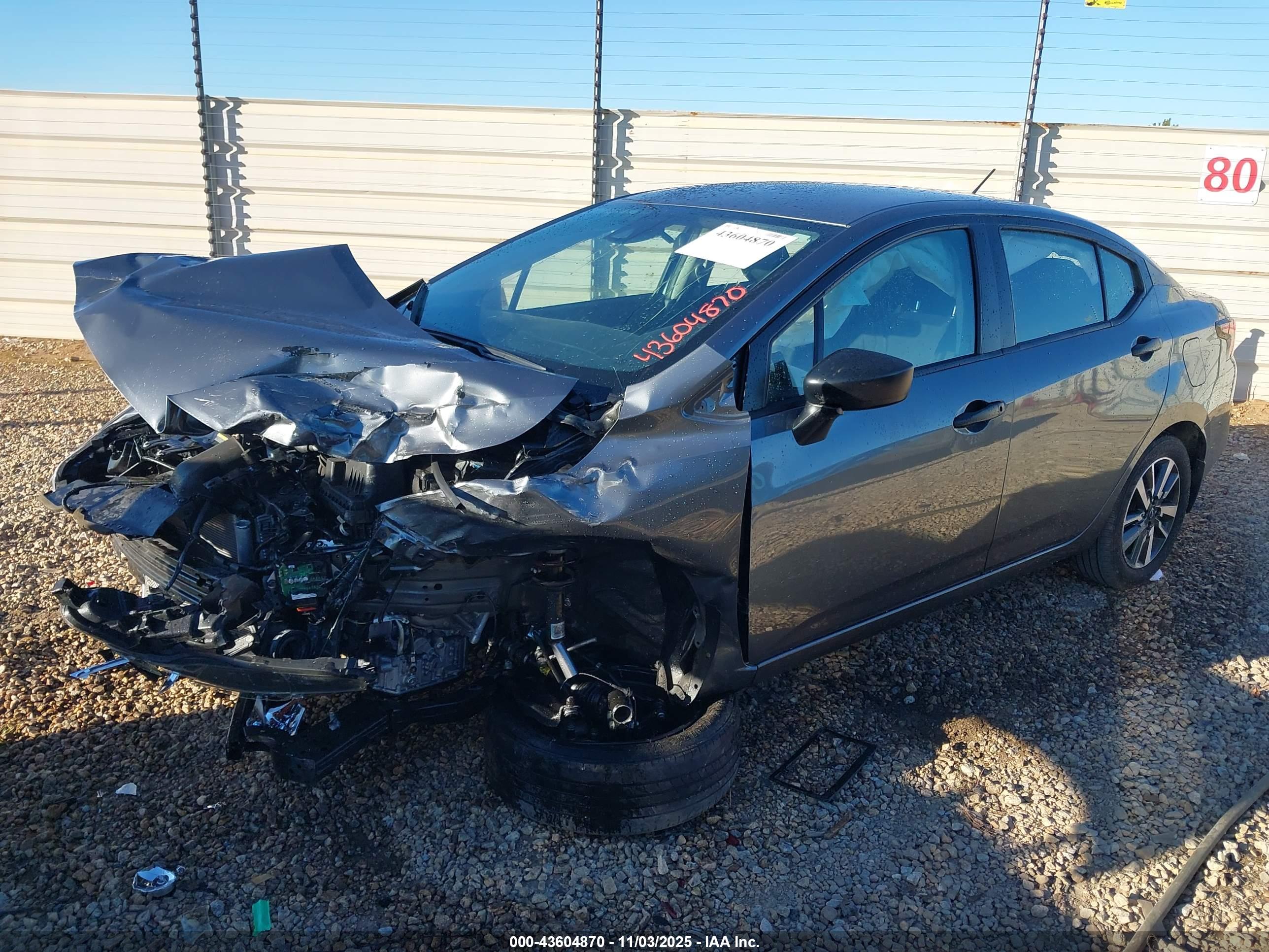 NISSAN VERSA image 2