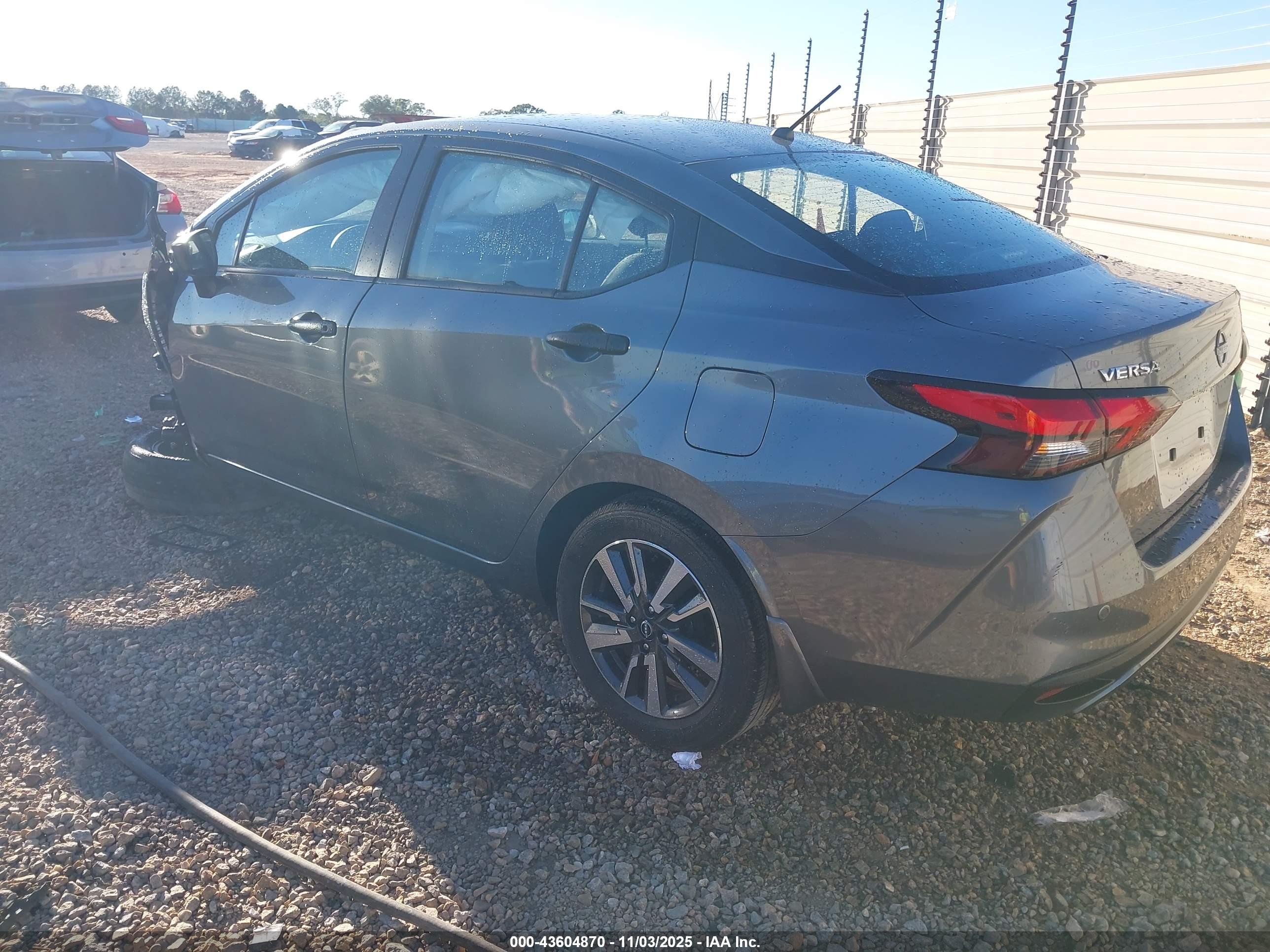 NISSAN VERSA image 3