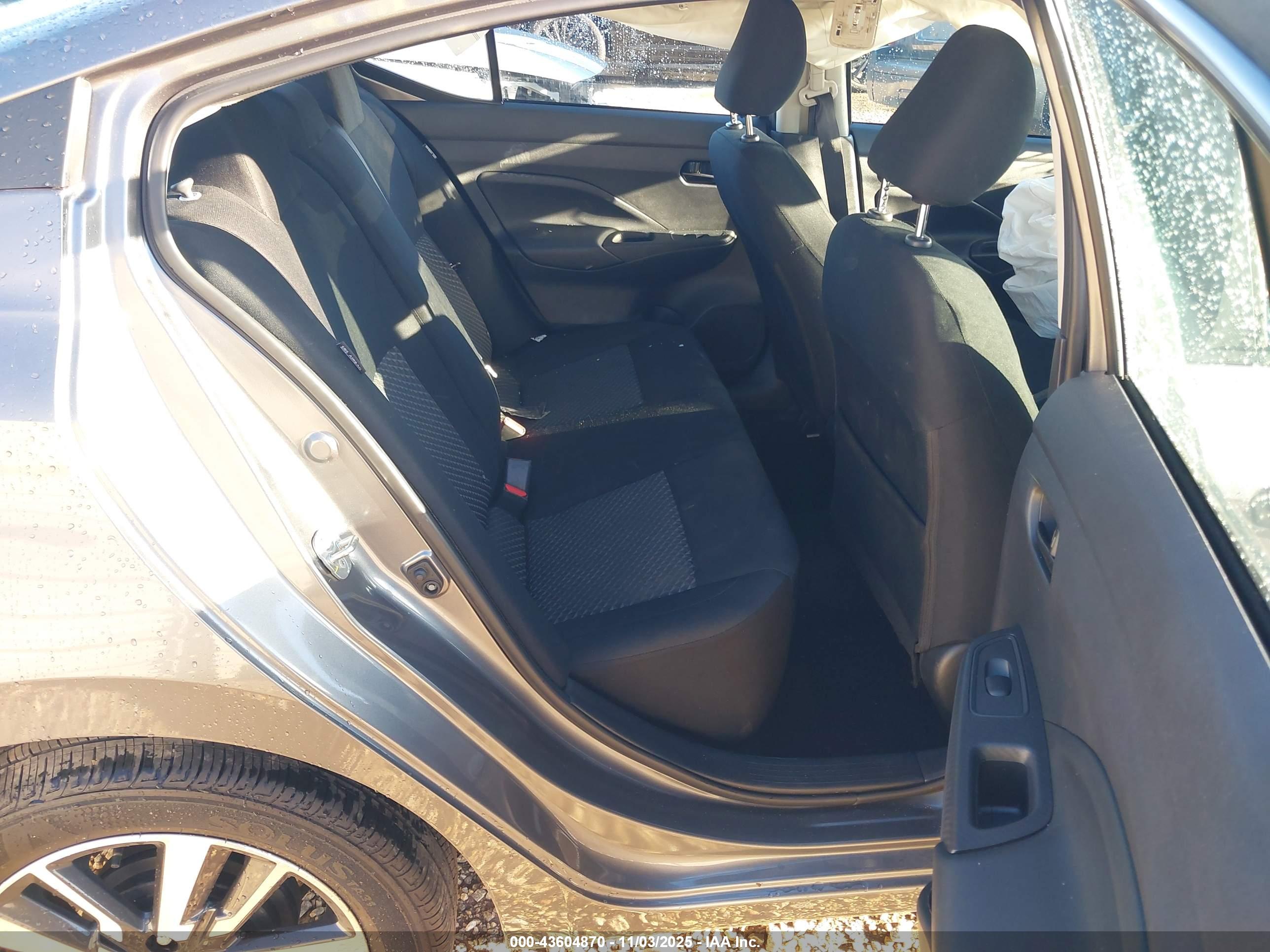 NISSAN VERSA image 8
