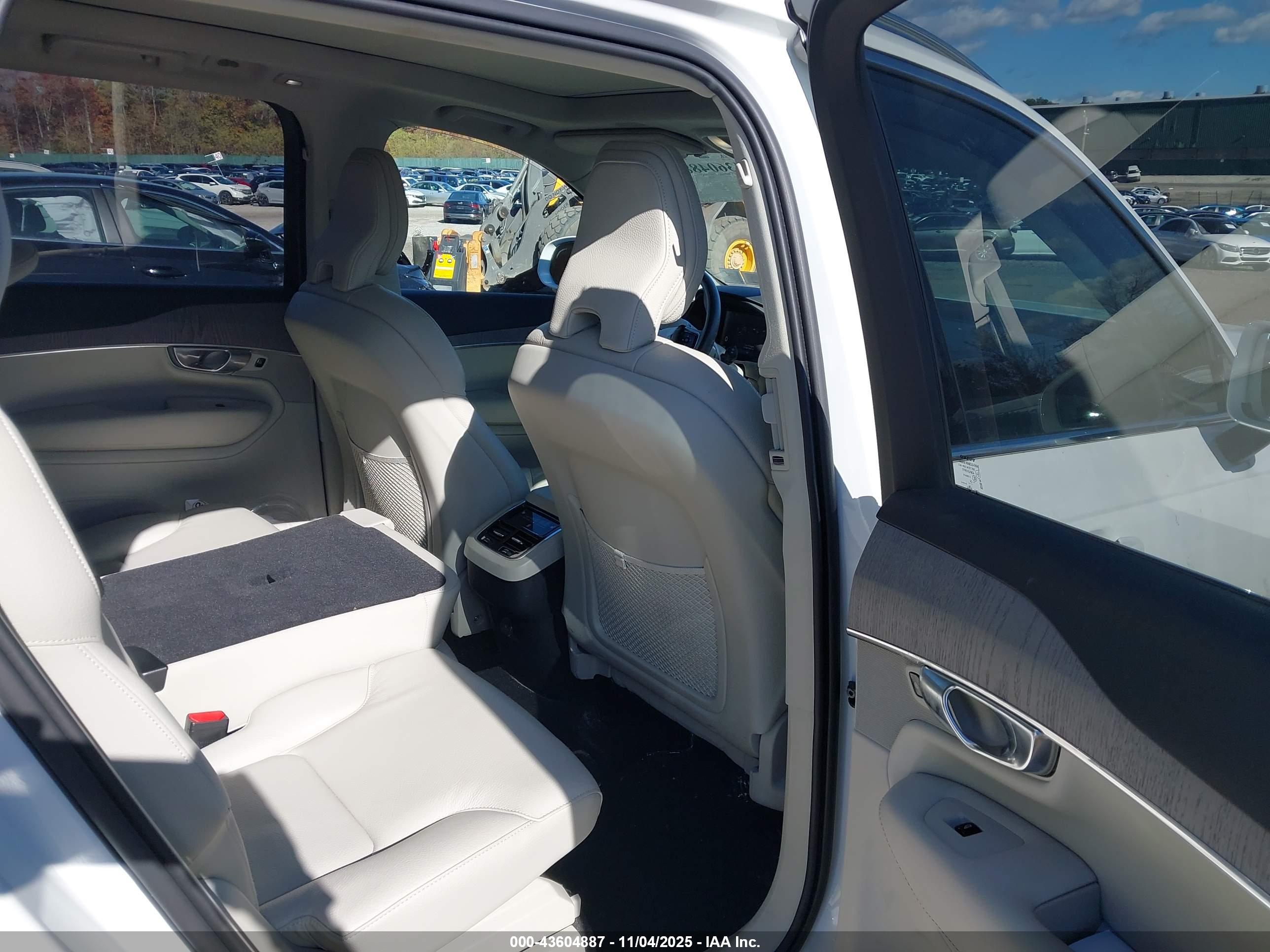 VOLVO XC90 image 8