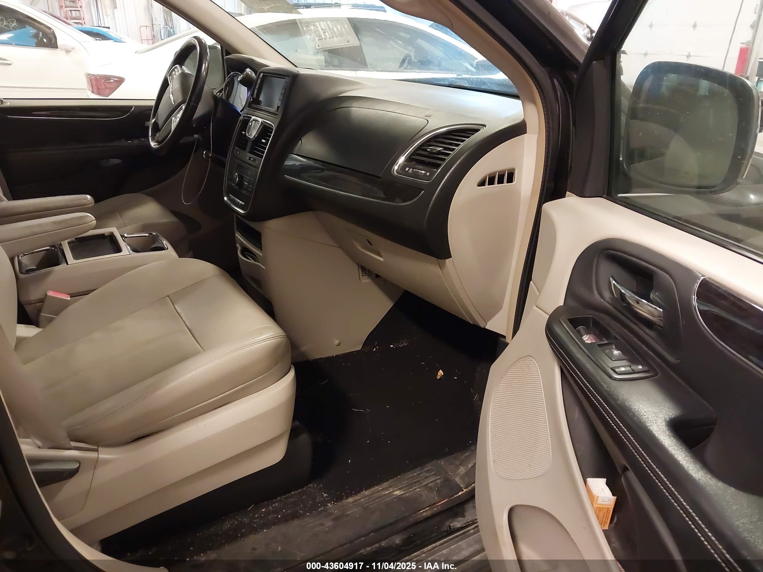CHRYSLER TOWN image 5