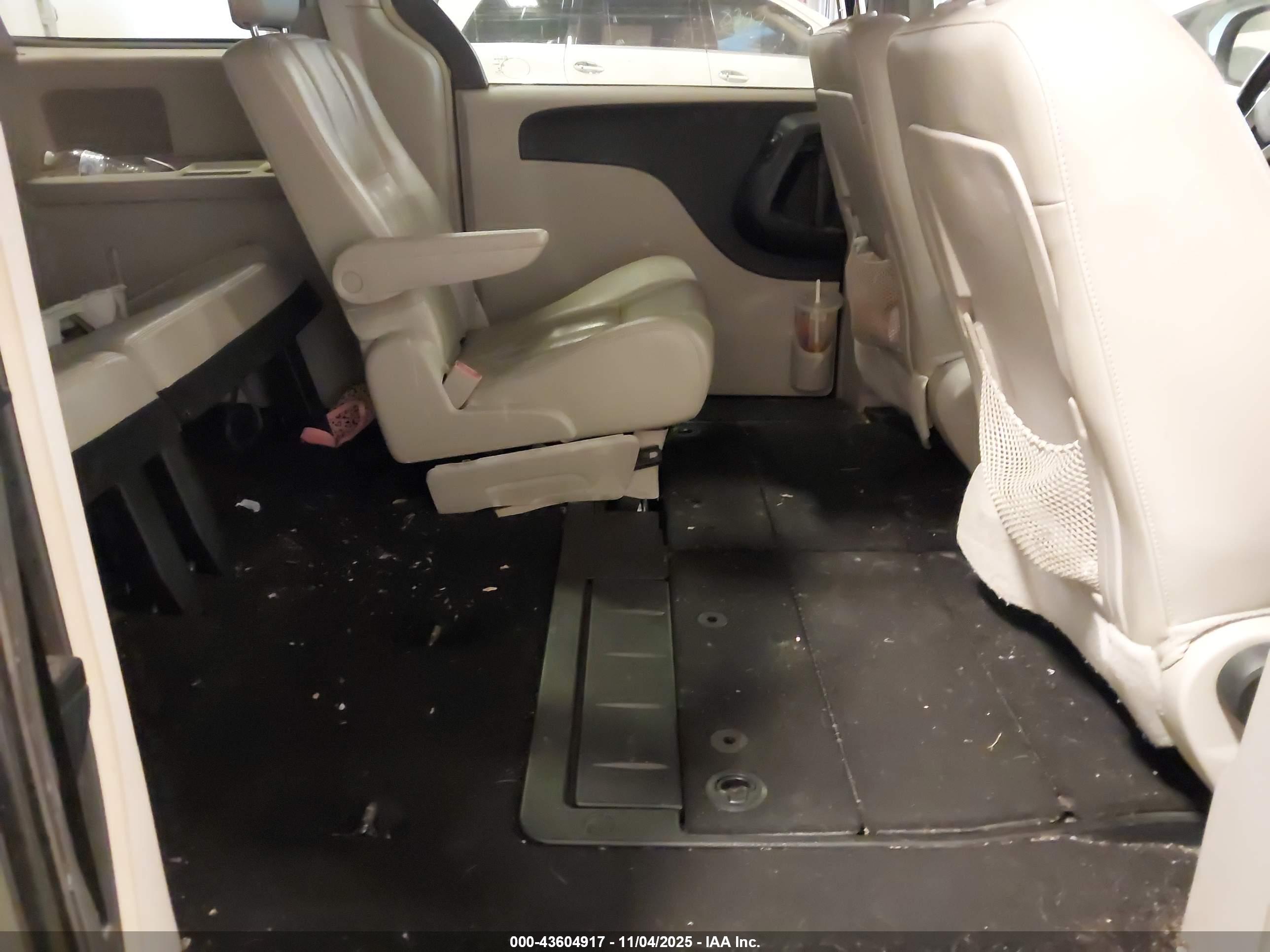 CHRYSLER TOWN image 8