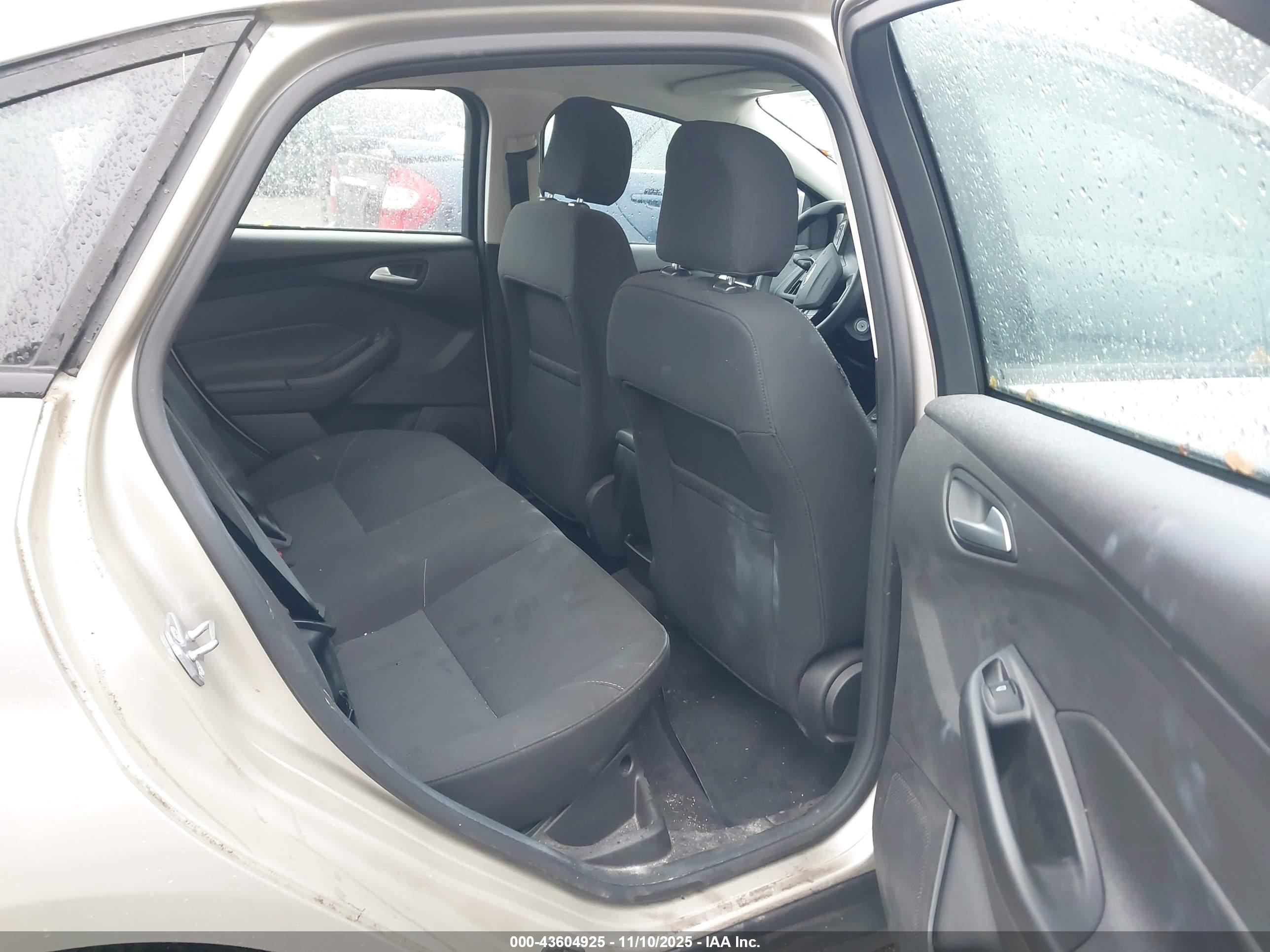 FORD FOCUS image 8