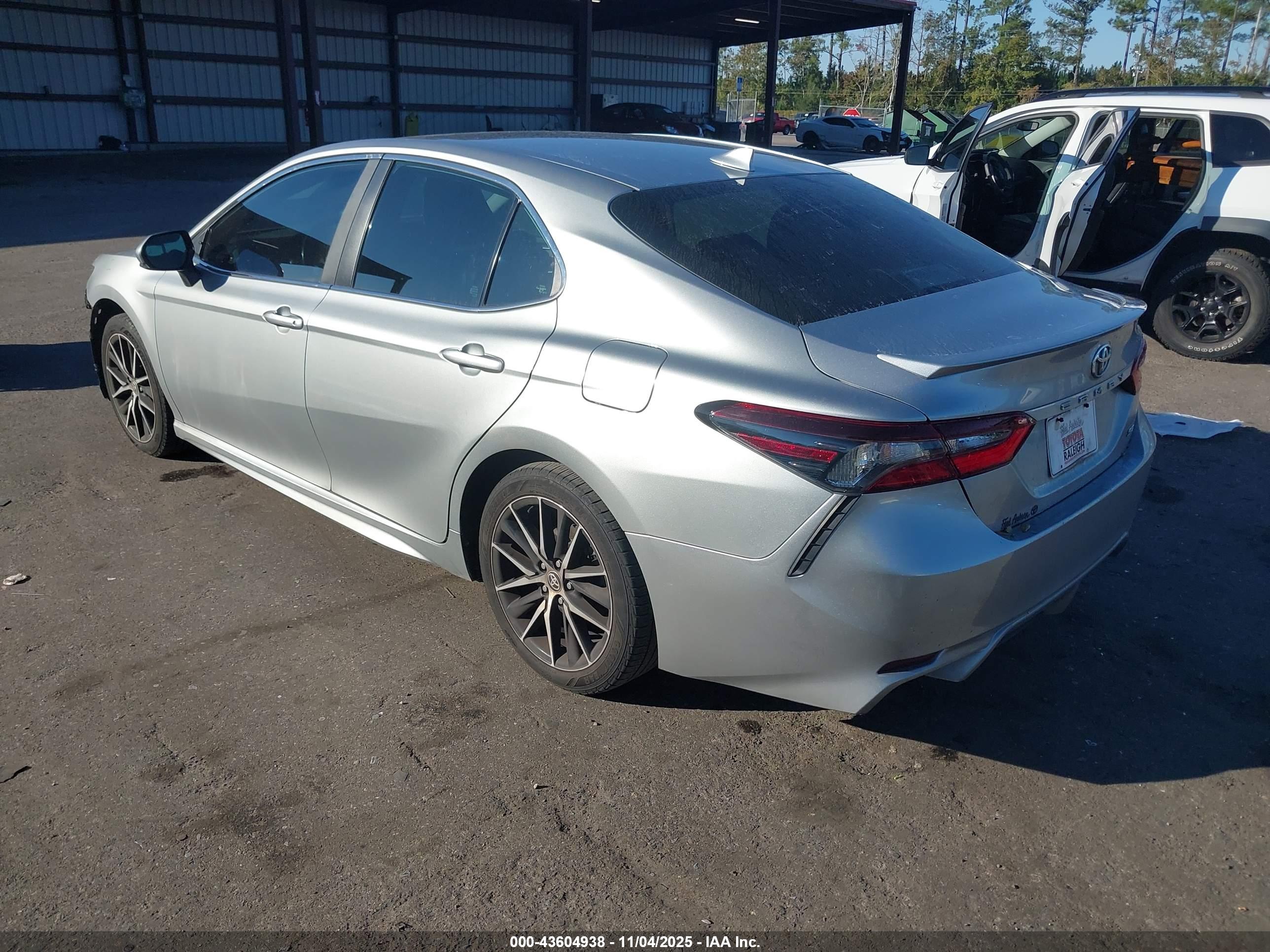 TOYOTA CAMRY image 3