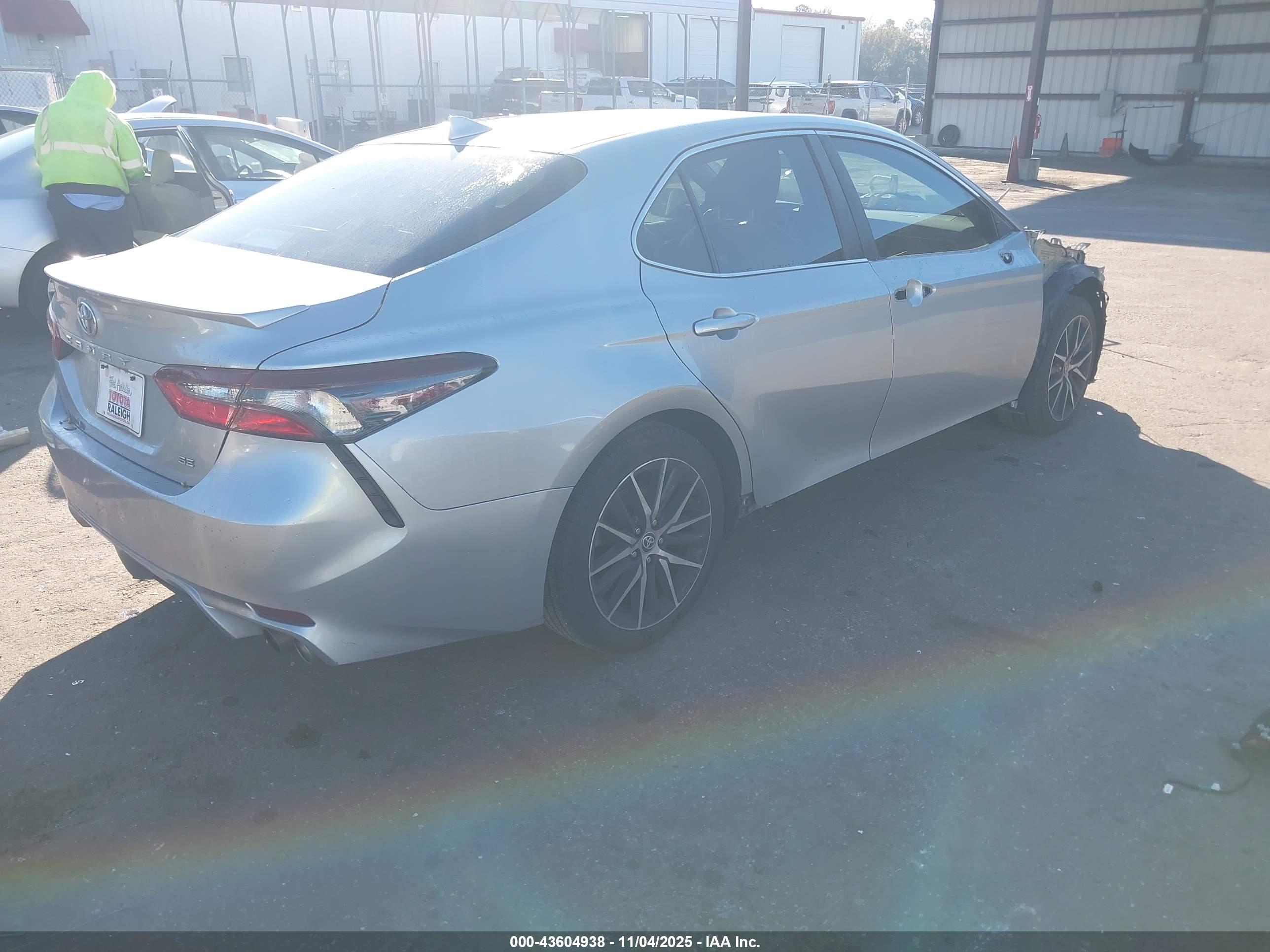 TOYOTA CAMRY image 4