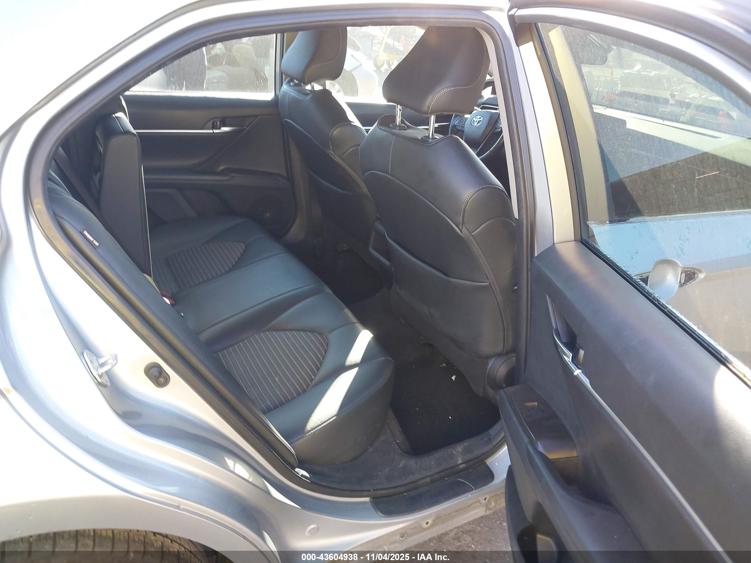 TOYOTA CAMRY image 8