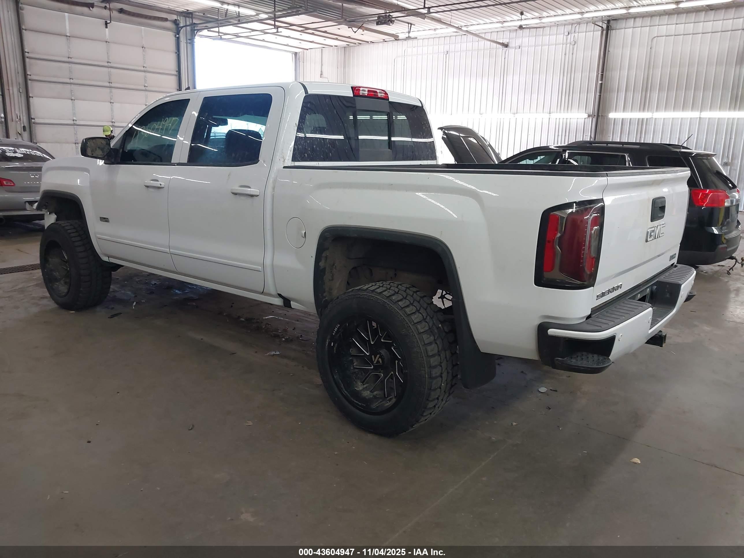GMC SIERRA image 3
