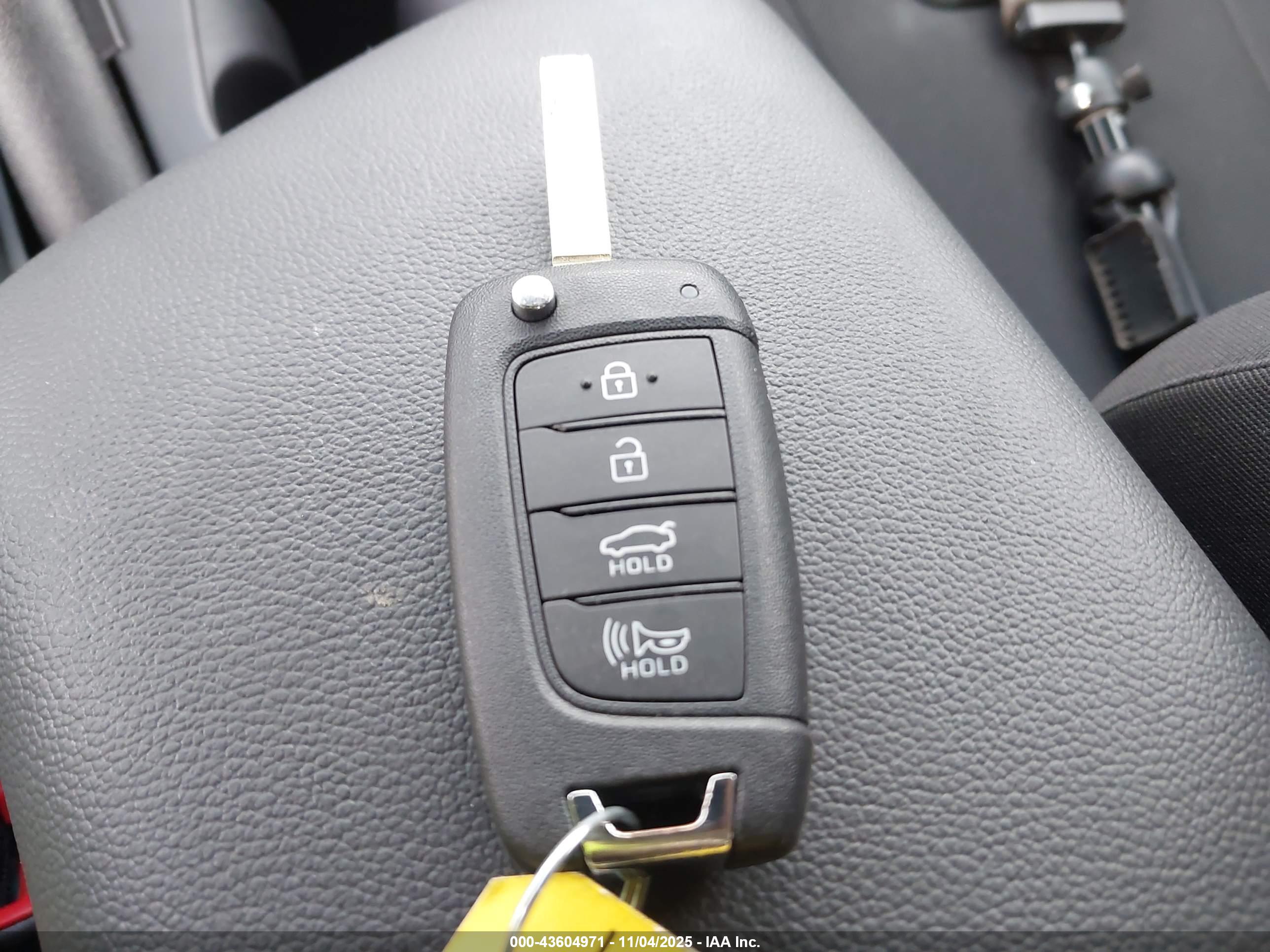 HYUNDAI ELANTRA image 11