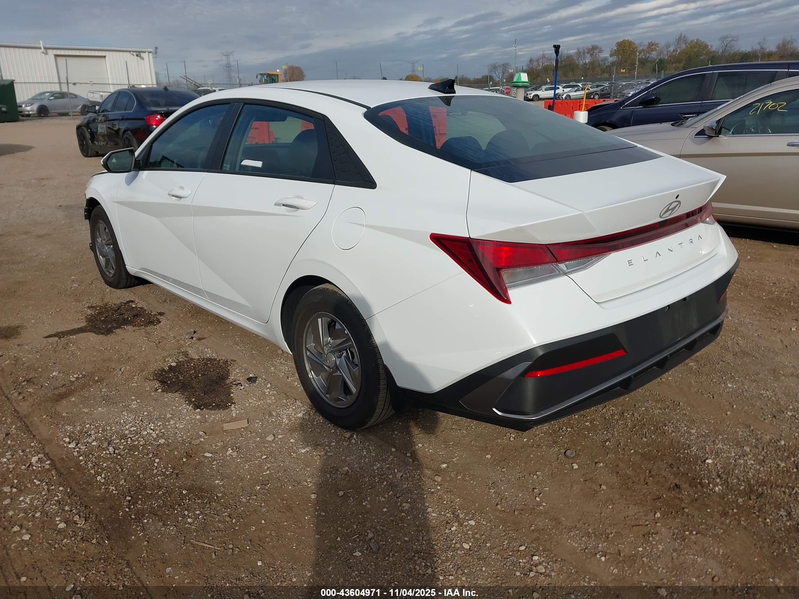 HYUNDAI ELANTRA image 3