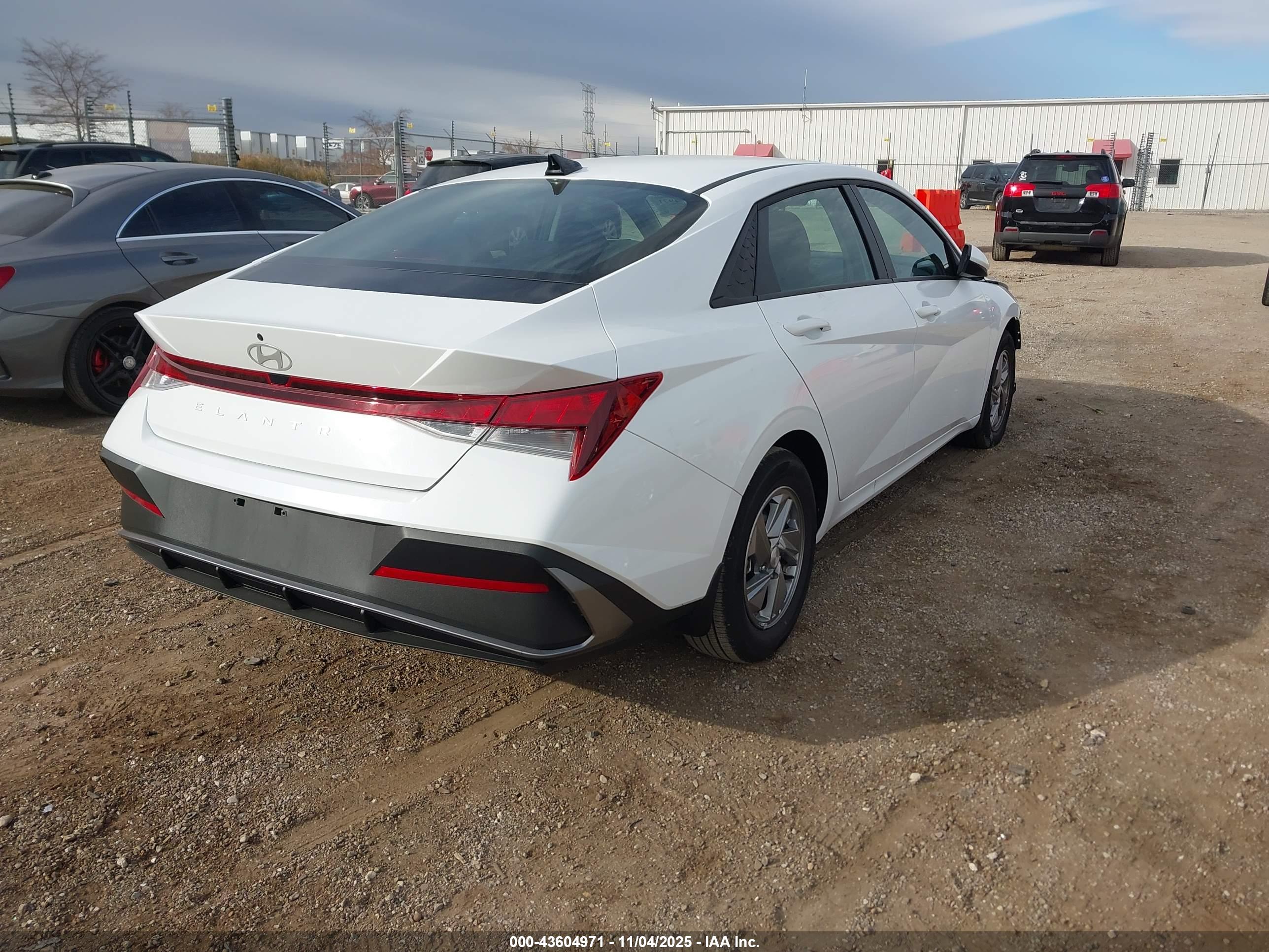 HYUNDAI ELANTRA image 4