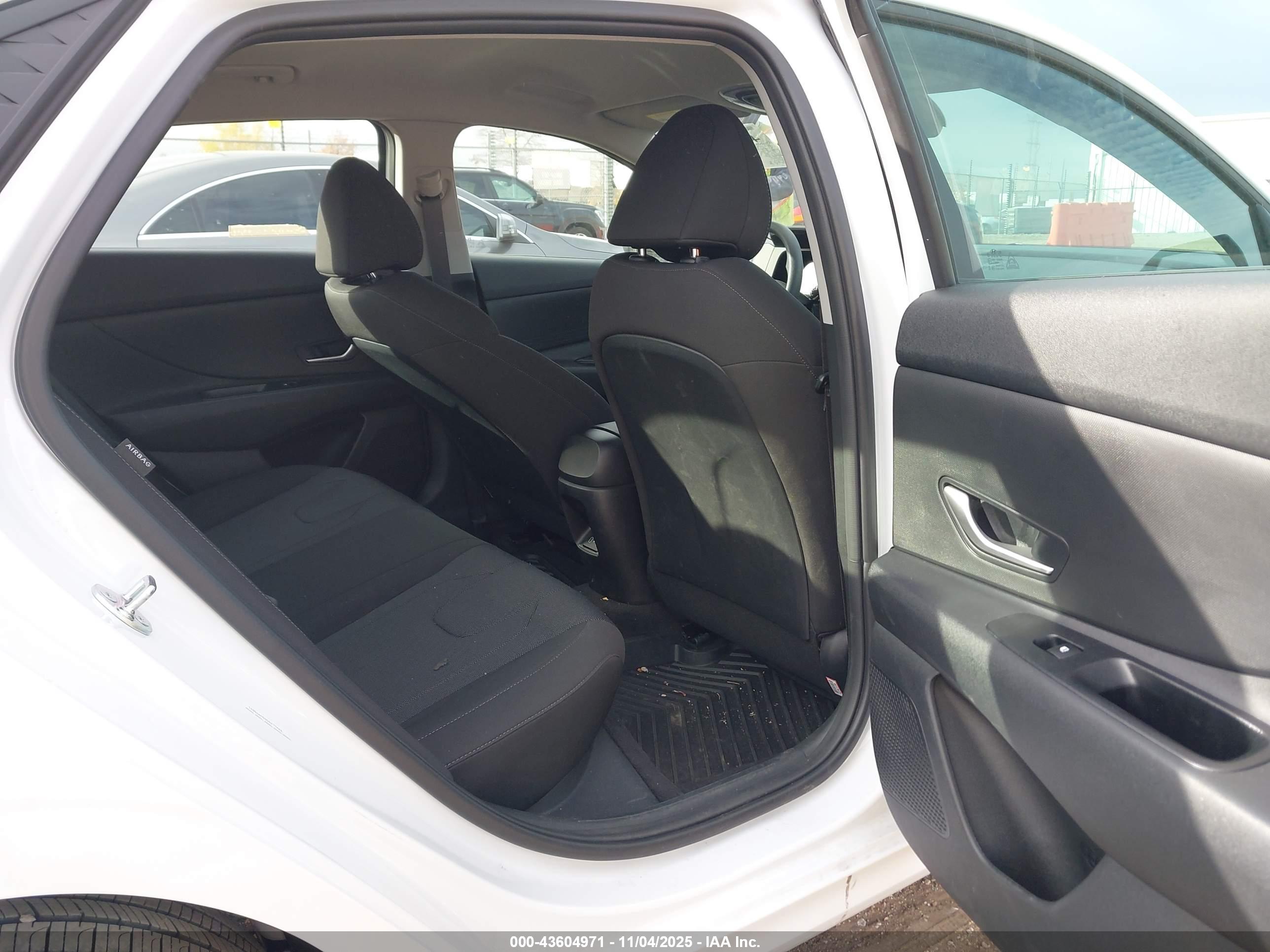 HYUNDAI ELANTRA image 8