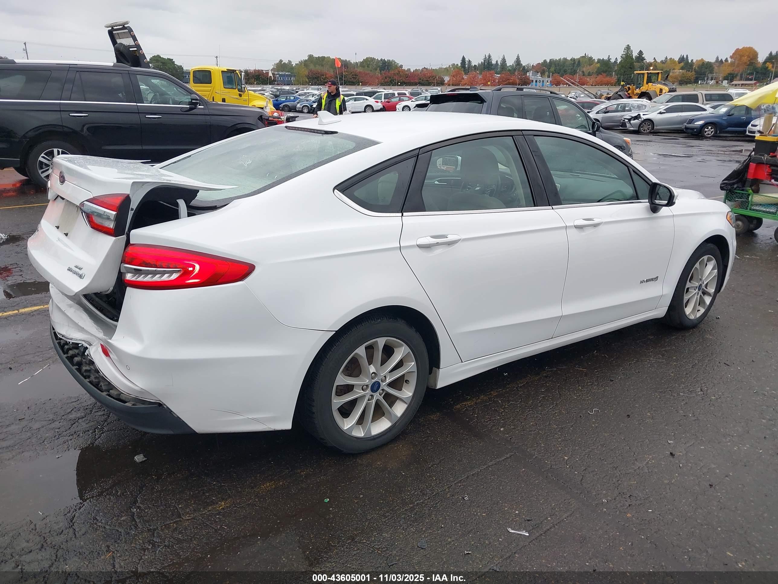 FORD FUSION image 4