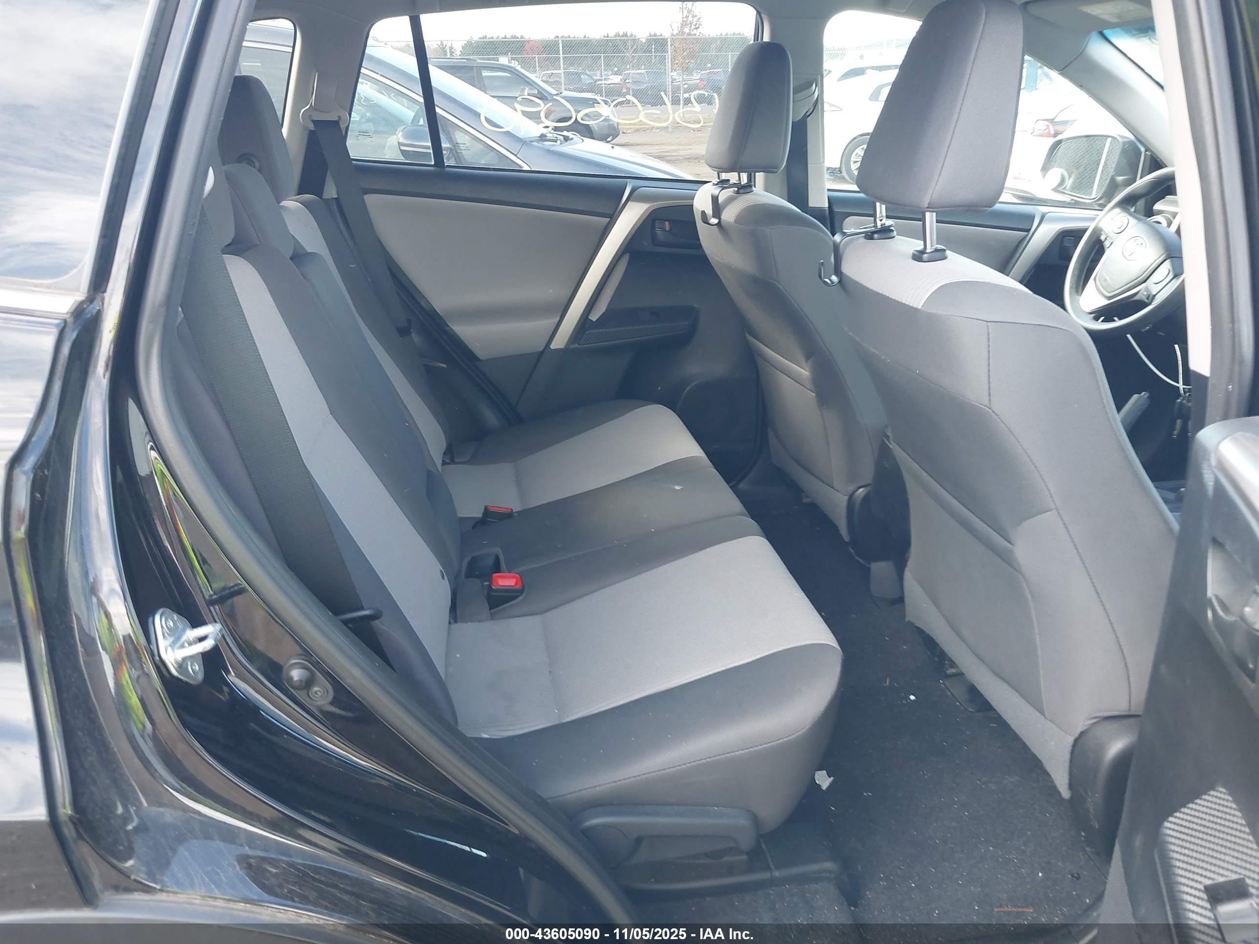 TOYOTA RAV4 image 8