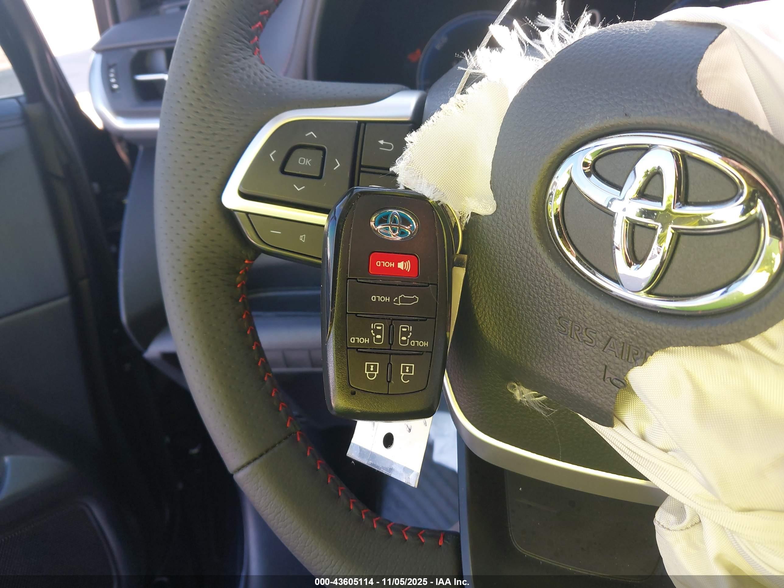 TOYOTA SIENNA image 11
