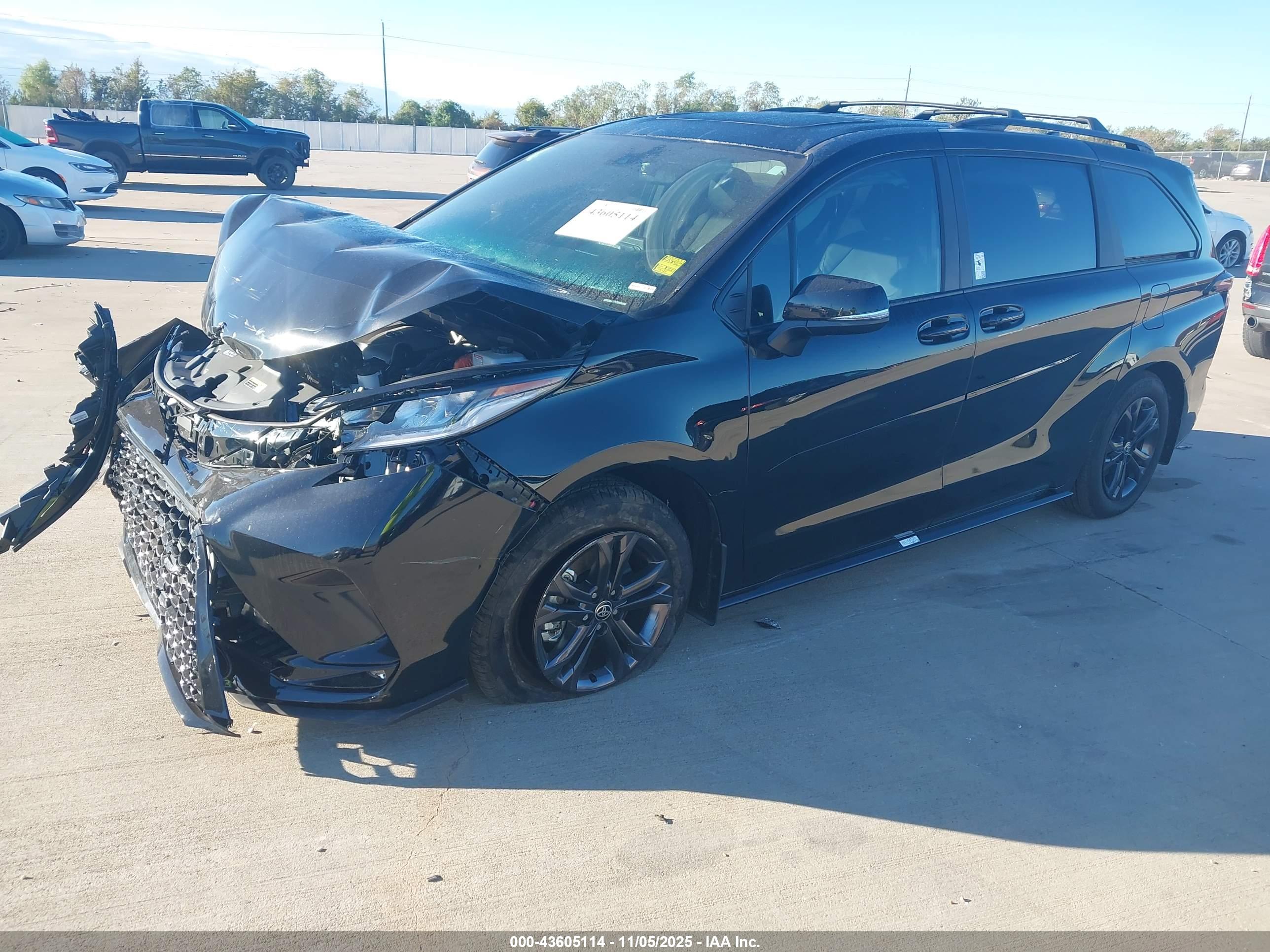 TOYOTA SIENNA image 2