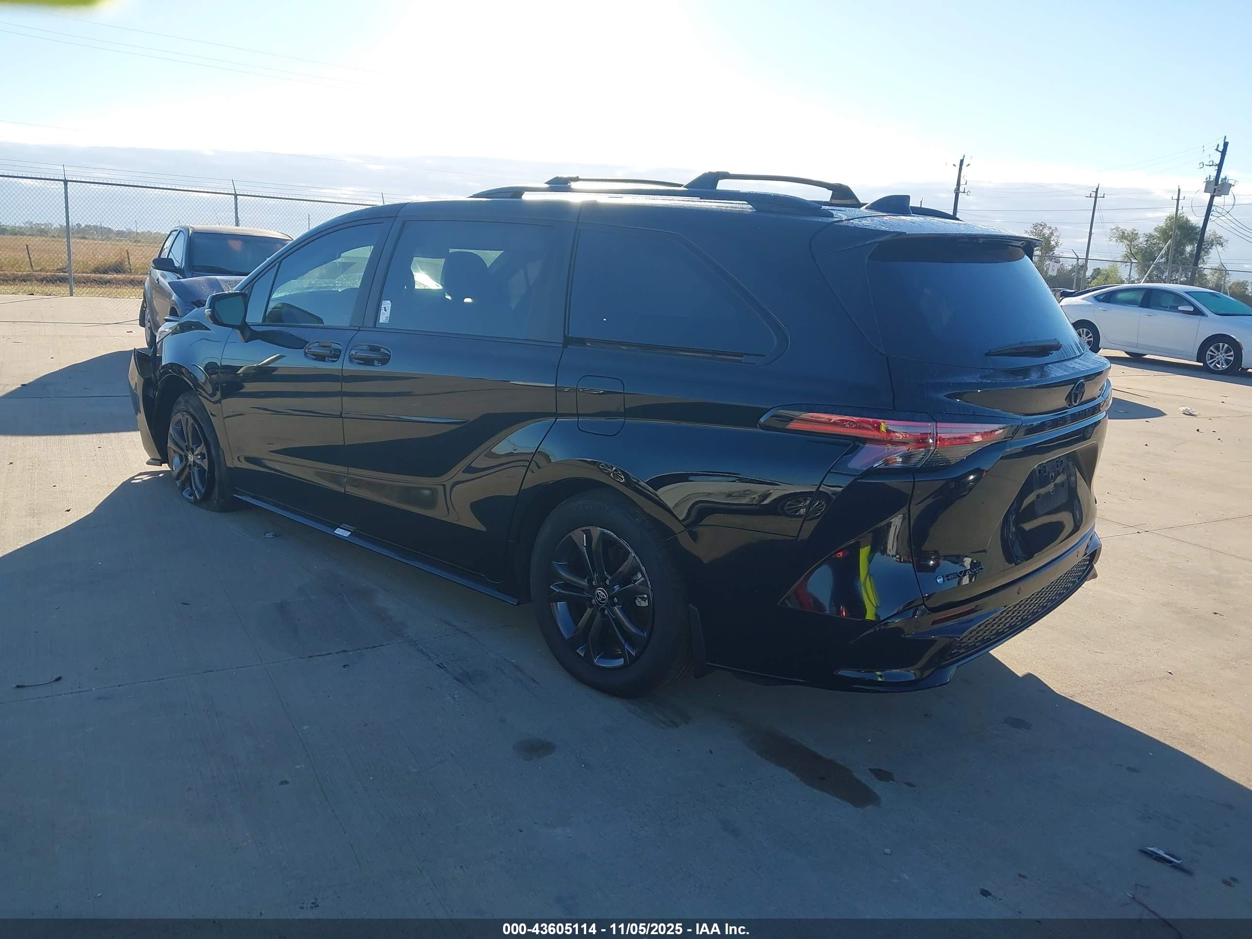 TOYOTA SIENNA image 3