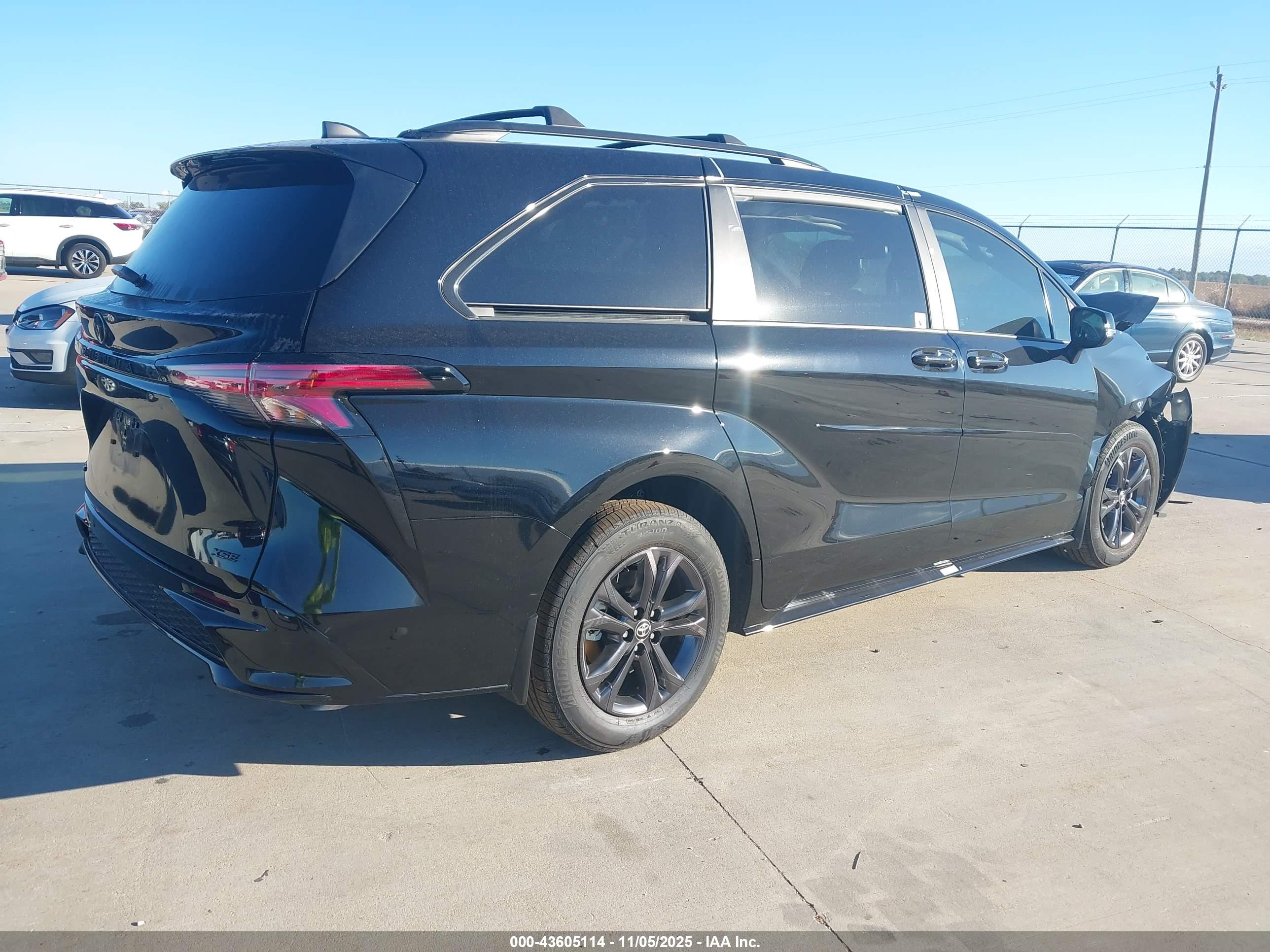 TOYOTA SIENNA image 4