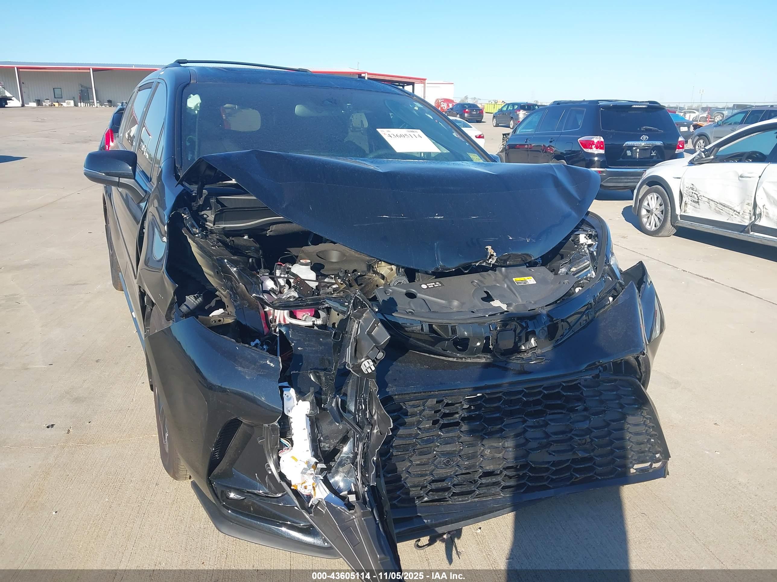 TOYOTA SIENNA image 6