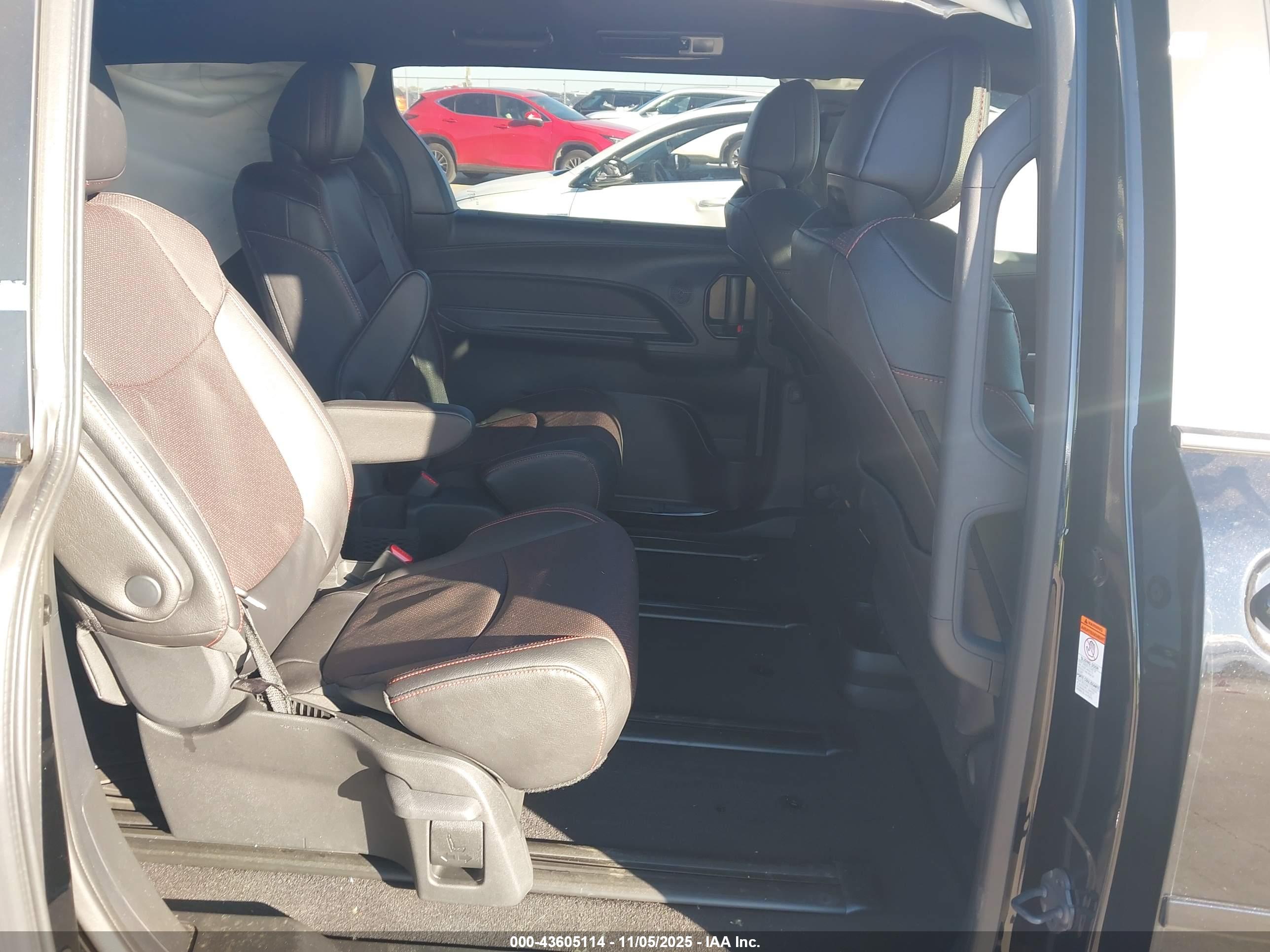 TOYOTA SIENNA image 8
